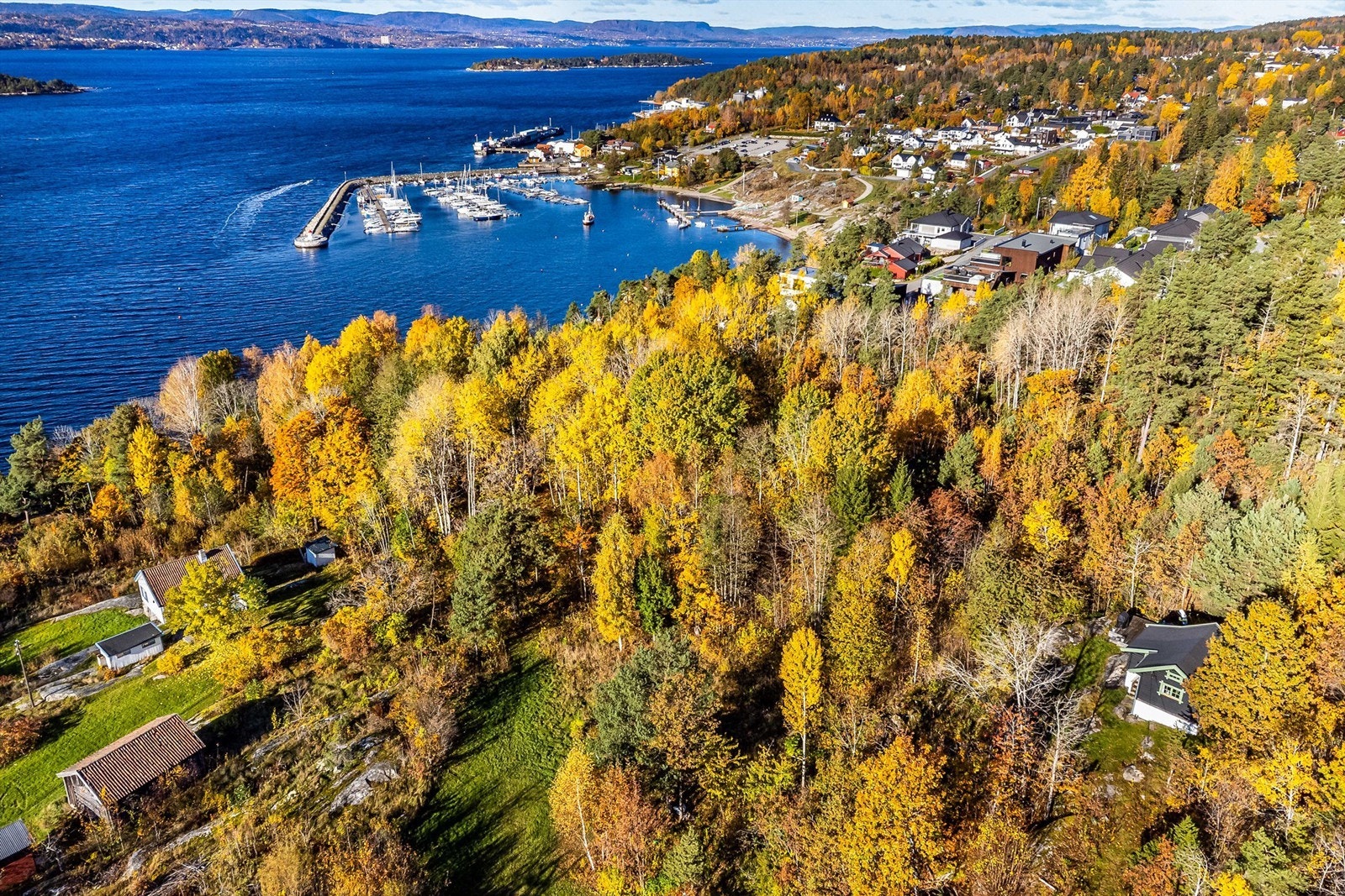 Oversiktsbilde over nordre del av eiendommens vernede del, med hytte #1 til høyre. Galleribilde