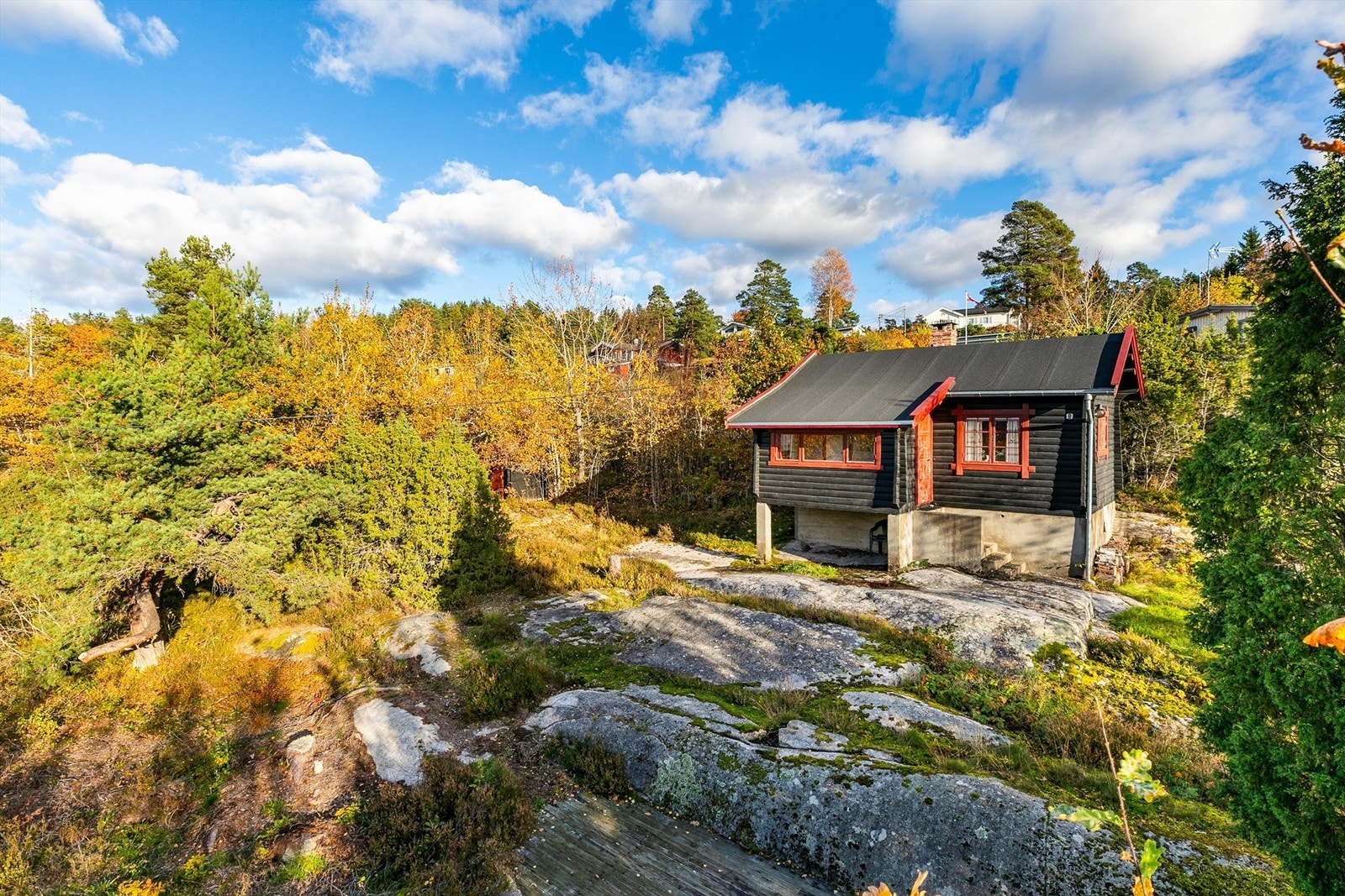 Hytte #8 ble oppført i 1937. Bunnstokk på baksiden er råteskadet og gitt TG 3, utbedringer må påregnes. Galleribilde
