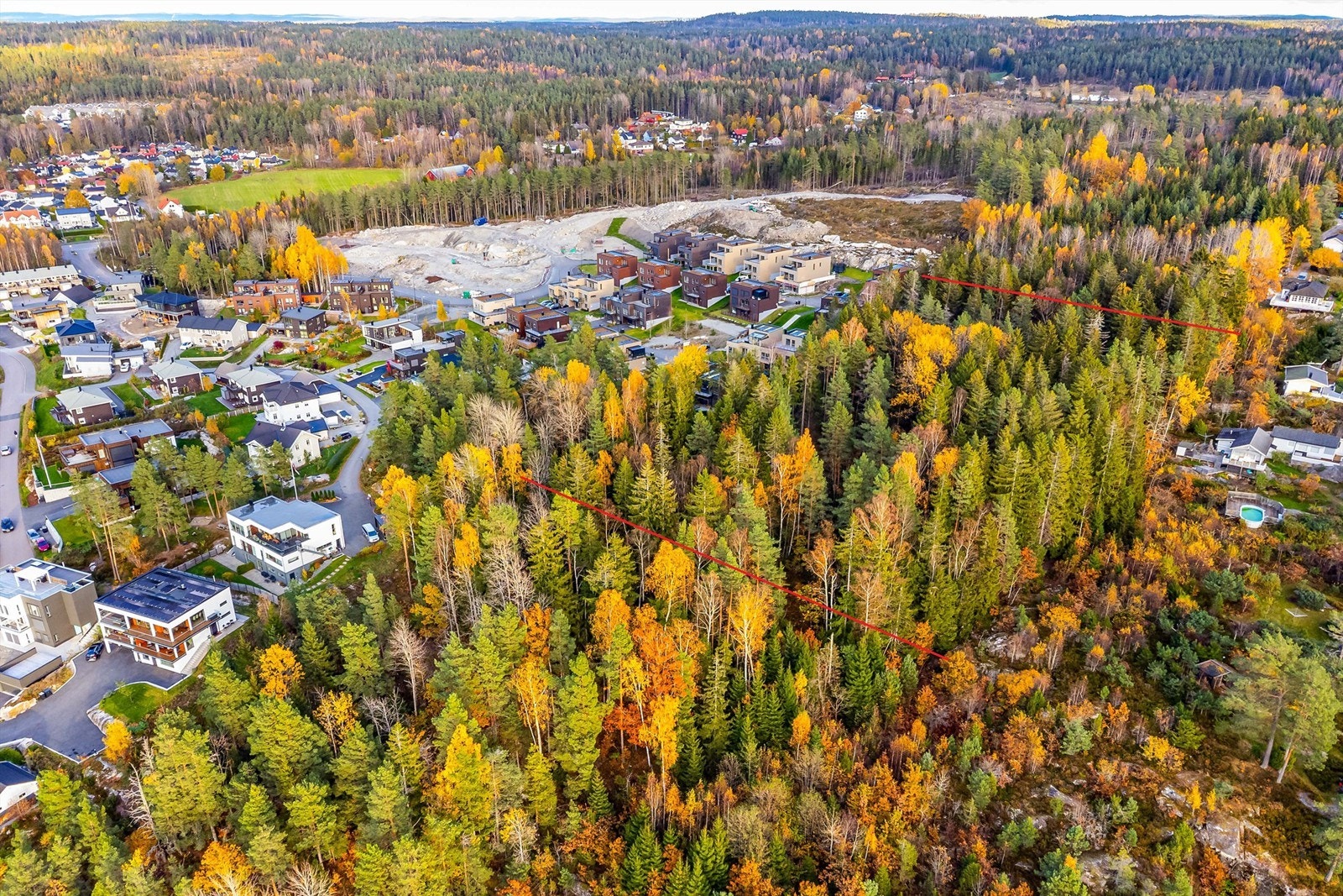 Unntatt fredning er skogarealet på tomtens øvre del, mellom angitte linjer. Angivelsen er ikke nøyaktig. Arealet kan være gjenstand for utvikling. Eiendommen er uregulert og hovedsakelig avsatt til LNF-areal. Galleribilde