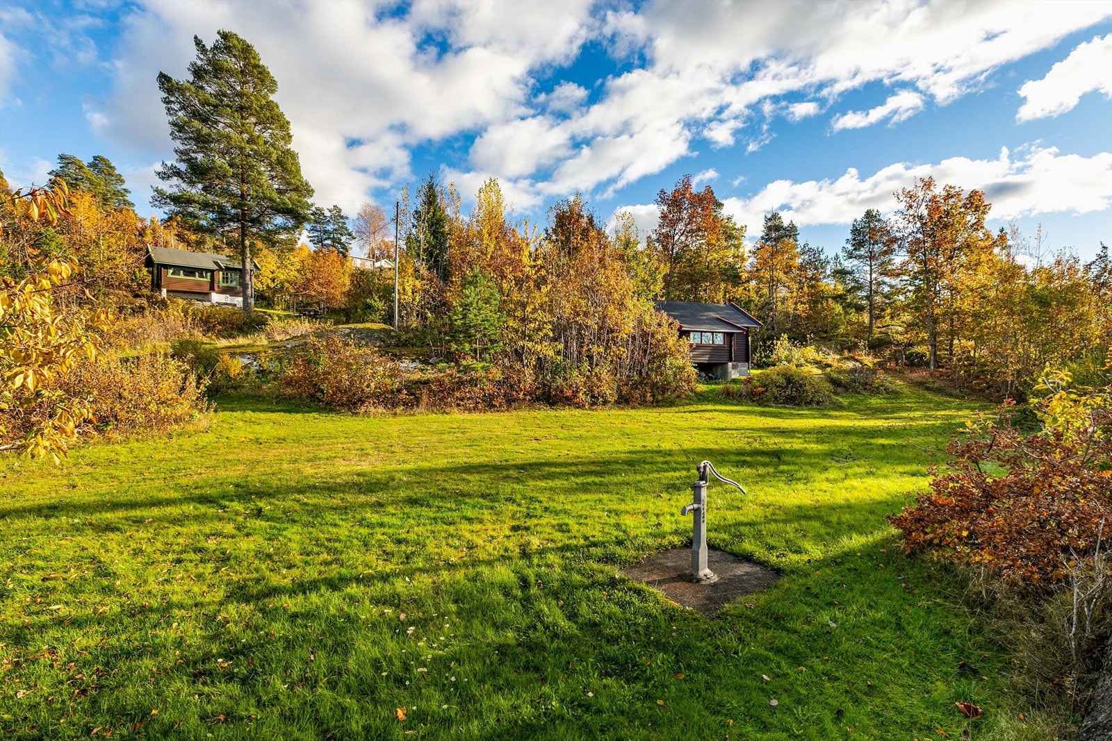 Eiendommen har privat brønn som vannkilde, med manuell pumpe (avbildet). Brønnen er av eldre dato og har ukjent utførelse og opprinnelse. Det er ikke innlagt vann til hyttene. Galleribilde