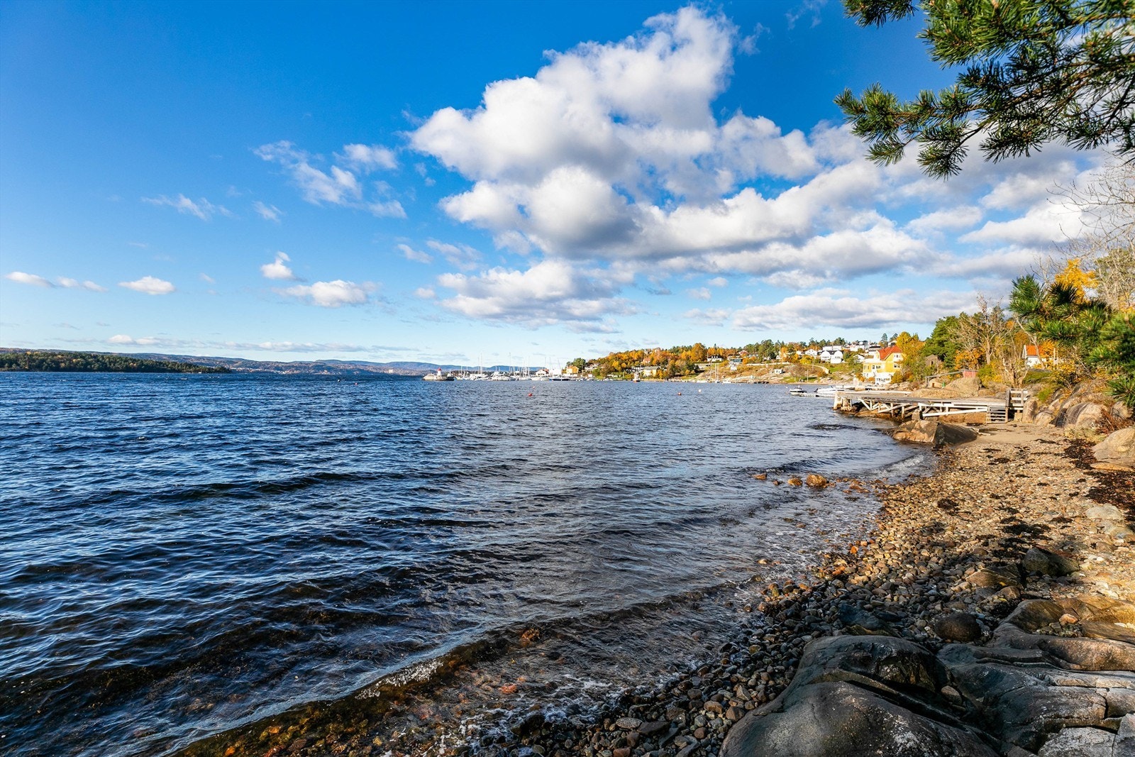 Foran båthuset er det hovedsakelig rullesteinstrand. Galleribilde