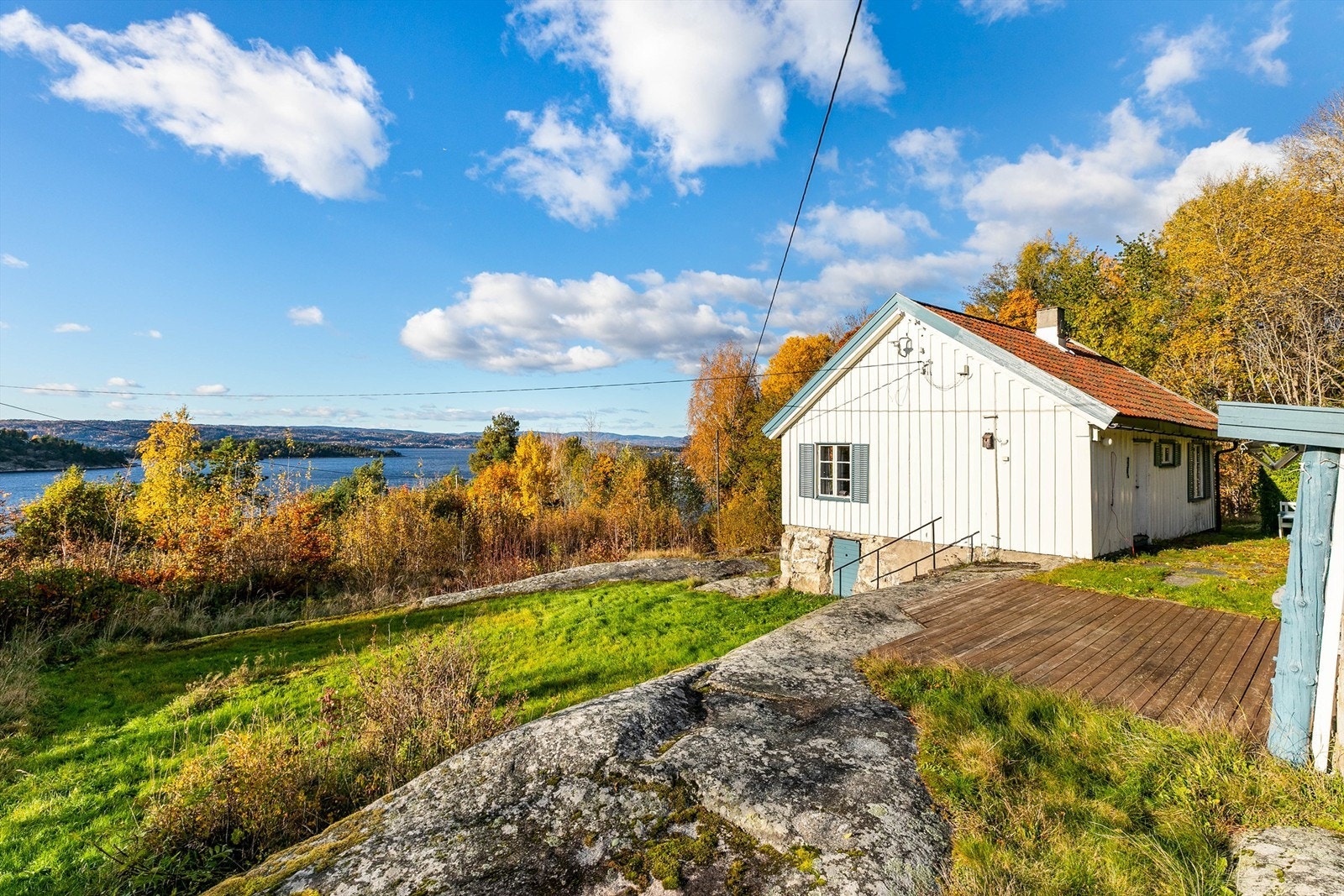 Omgivelsene rundt våningshuset minner nærmest om en tradisjonell seterstøl. Galleribilde