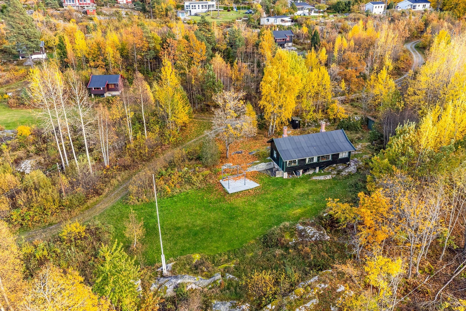 Hytte #4 og #5 er sammenbygget/vertikaldelt og ligger i samme høyde som våningshuset. Galleribilde