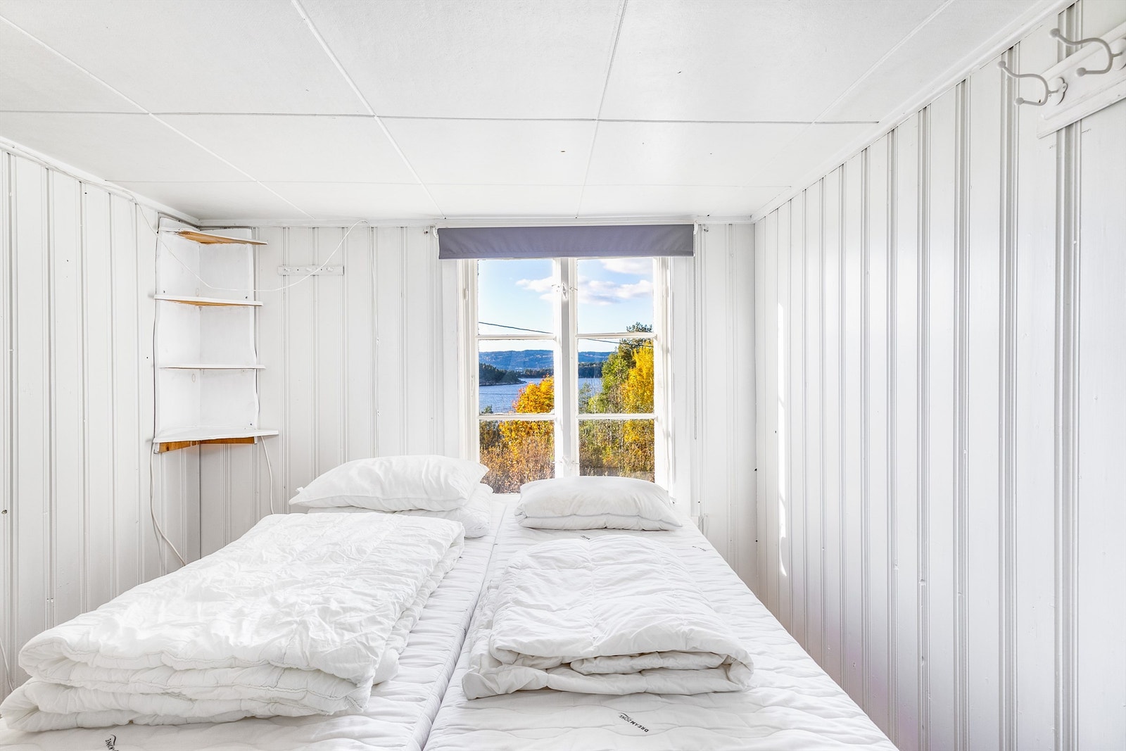 Soverom i våningshus - med betagende utsikt. Galleribilde