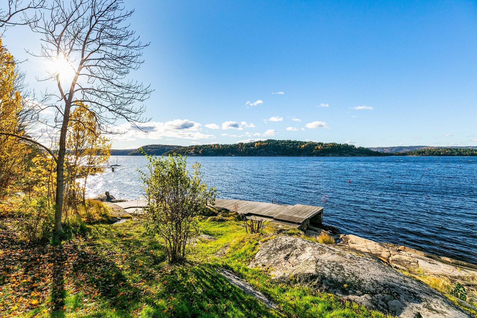 Lågøya og Aspond rett forut gir smul sjø i sundet utenfor. Galleribilde