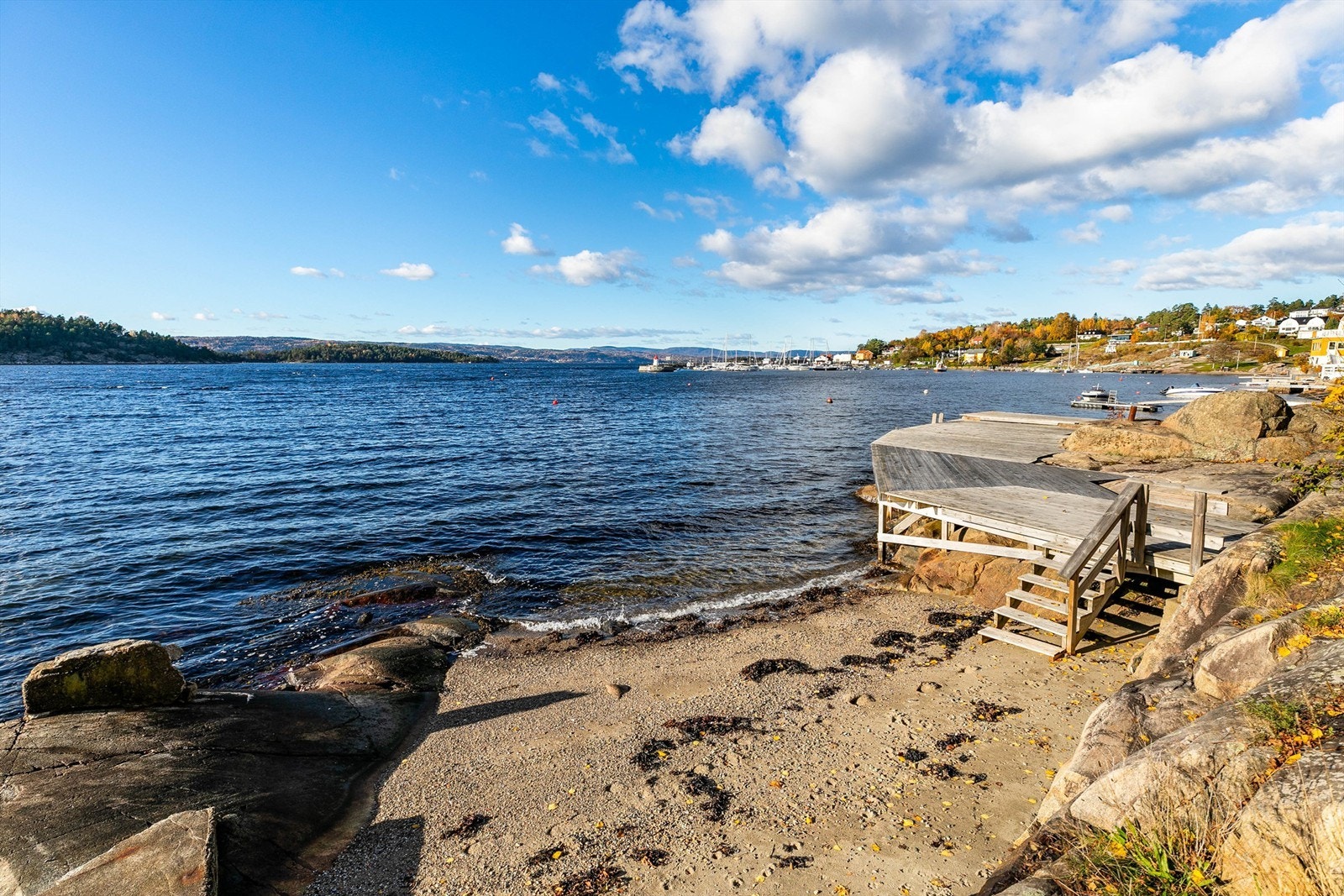 Det er både strand, brygge og meget gode bademuligheter på eiendommen. Galleribilde