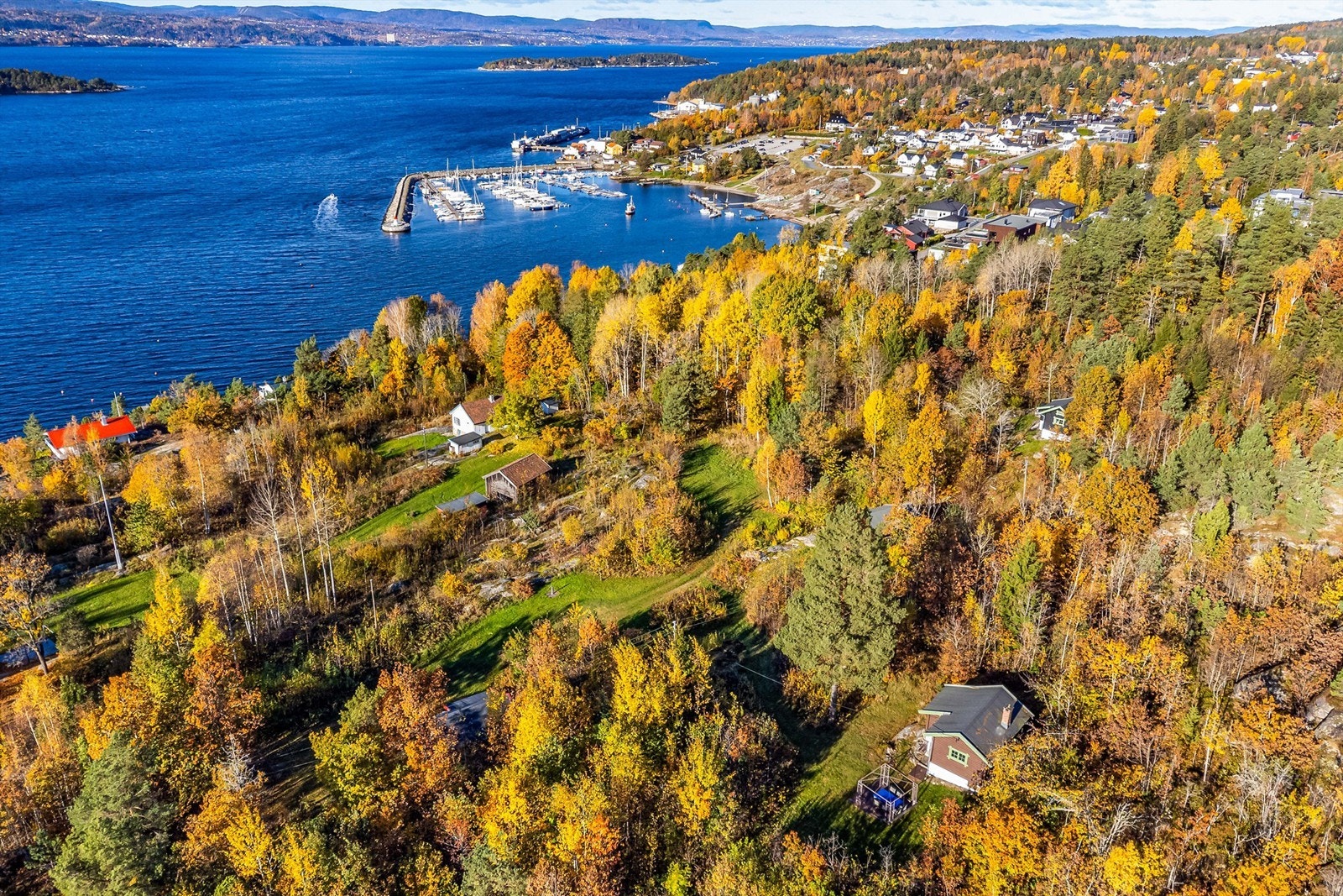 Oversiktsbilde av eiendommens sentrale del, med de fleste vernede hytter hvorav #7 er nærmest. Galleribilde