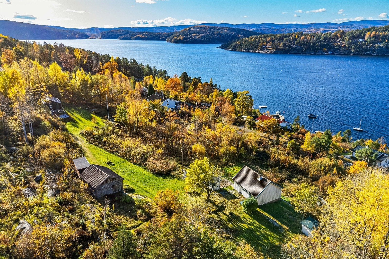 Opparbeidede plenarealer omgir de fleste hytter. Tomten består ellers hovedsakelig av naturlig terreng. Galleribilde