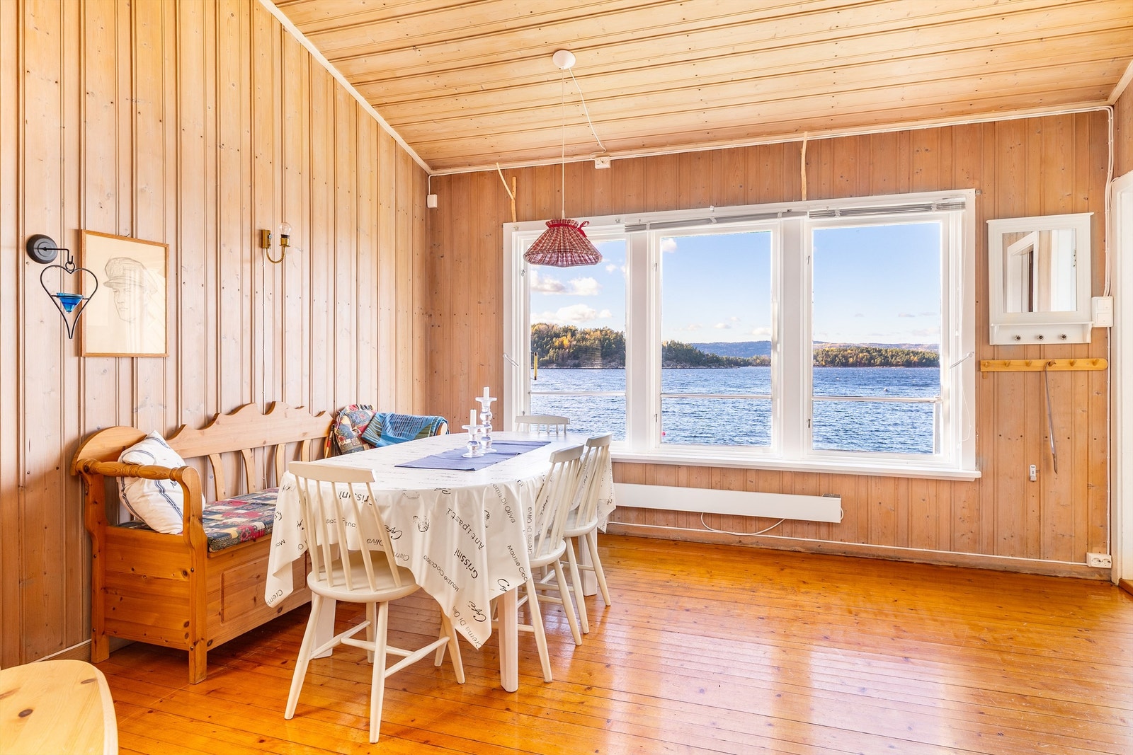 Stue i hytte #6, med nydelig utsikt til Aspond og Lågøya. Toppene på Hurumlandet i bakgrunnen. Galleribilde