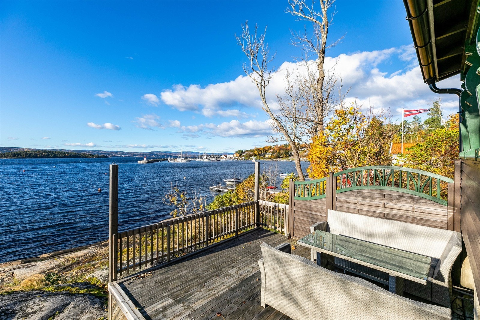 Fri utsikt over fjorden - et fantastisk skue. Sommerstid er kveldssolen her helt til den går ned. Galleribilde