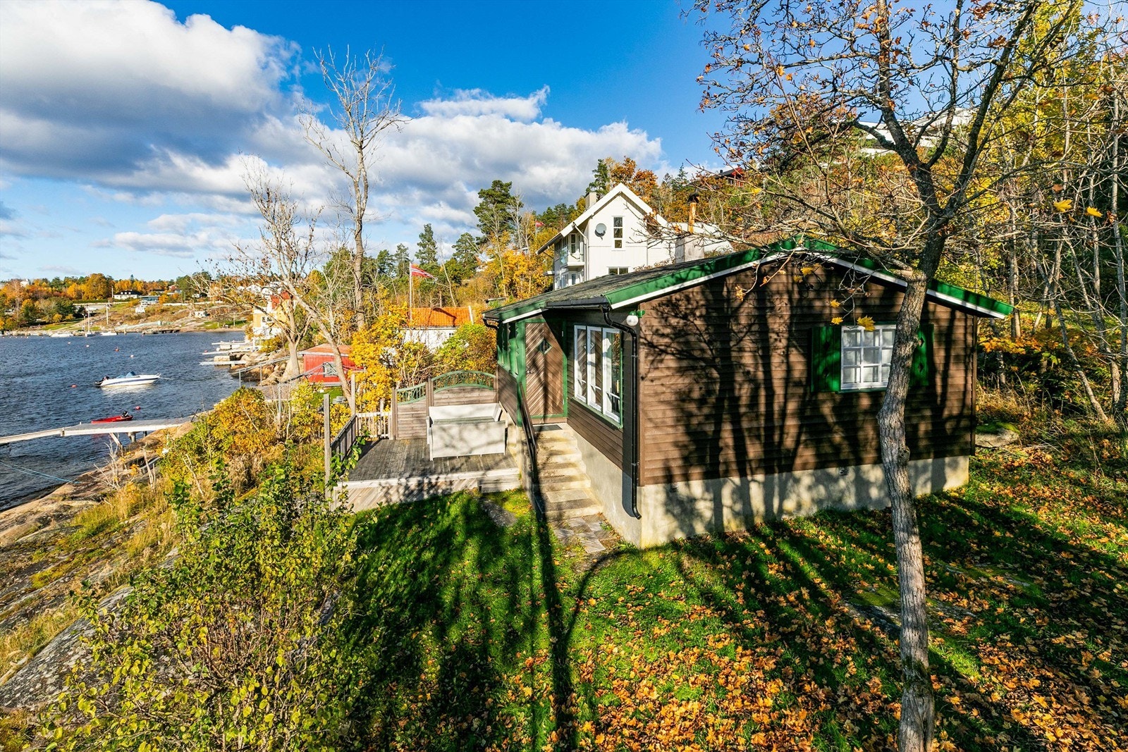 De fleste hytter har opparbeidede utearealer henvendt mot vest. Galleribilde