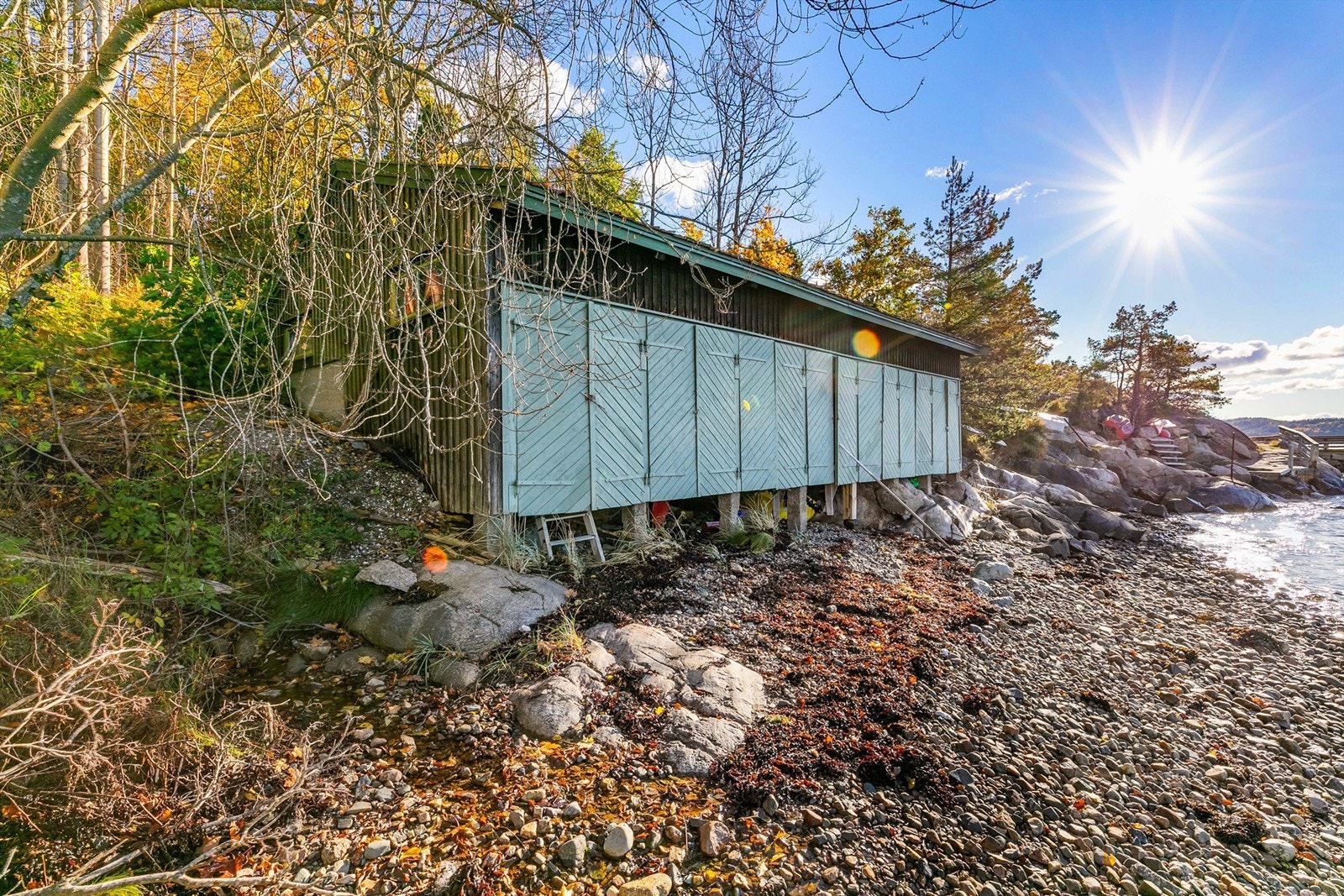 Båthuset har et vesentlig vedlikeholds-/utbedringsbehov og er i likhet med hyttene vedtaksfredet. Galleribilde