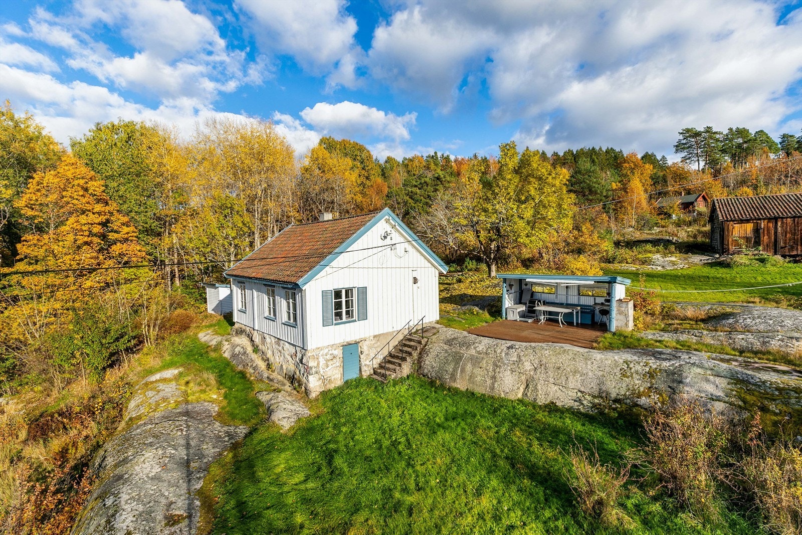 Våningshuset er i likhet med hyttene vedtaksfredet. Byggeåret er ukjent. Undertak antas å være fra rundt 2009. Yttertaket er gitt TG 3, utbedringer må påregnes. Galleribilde