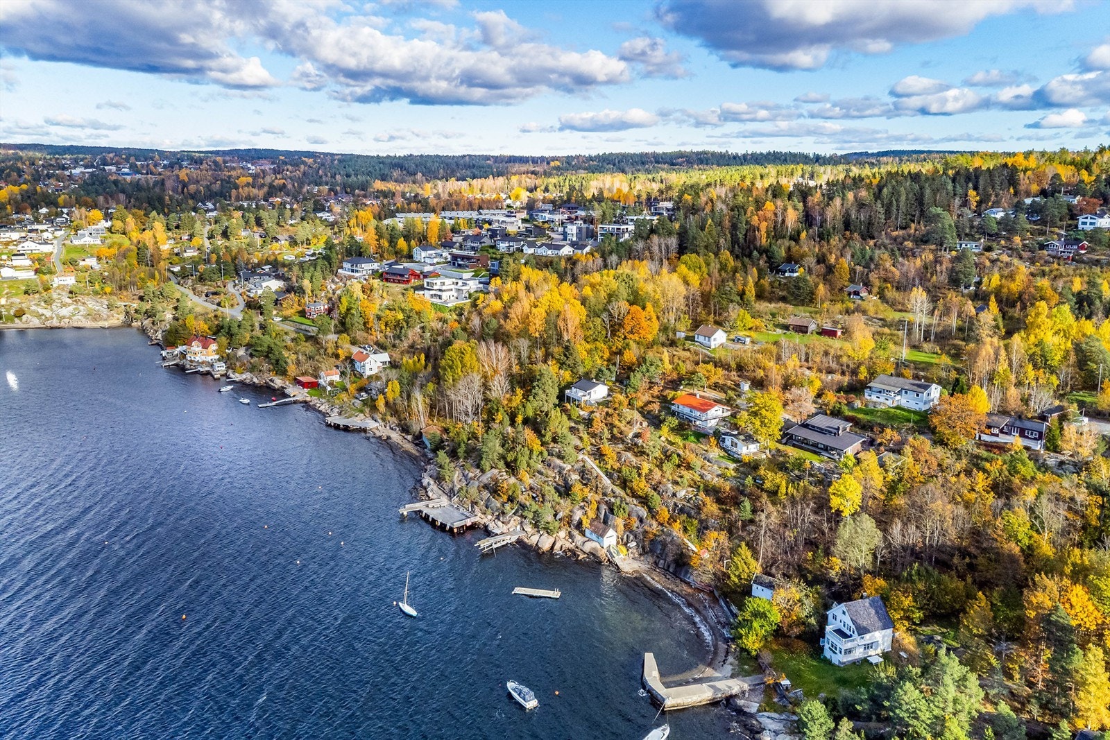 Velkommen til Sandbakken 12 m/fler og Sandvigen feriehjem - presentert av Elisiff Wennersgaard og Egil Andre Horgmo i Krogsveen. Fotograf; Børge Oppegård. Galleribilde