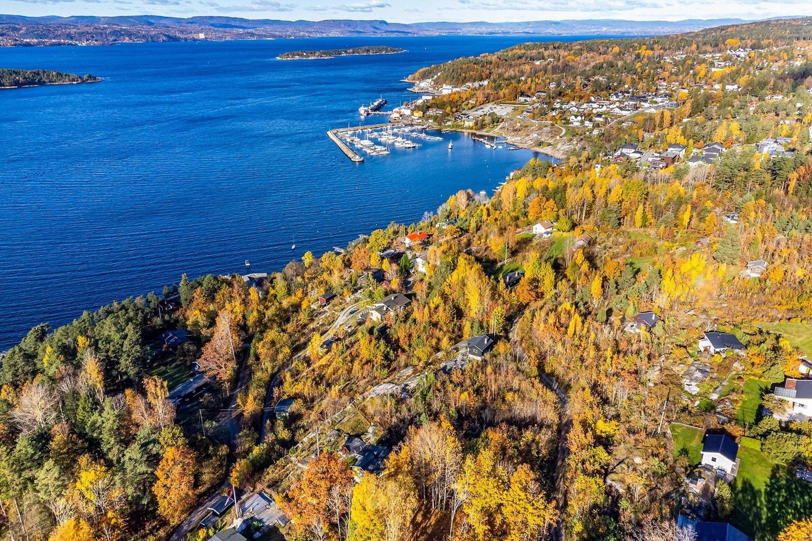 Eiendommen på hele 73. daa. ligger vestvendt og utsøkt til i hellinga ned mot fjorden, rett ved Fagerstrand. Fotograf; Børge Oppegård. Galleribilde