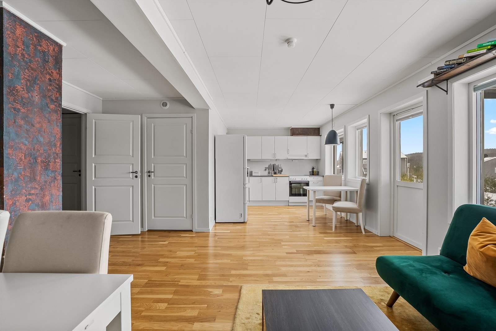 Åpen løsning mellom stue og kjøkken gir ekstra romfølelse. Galleribilde