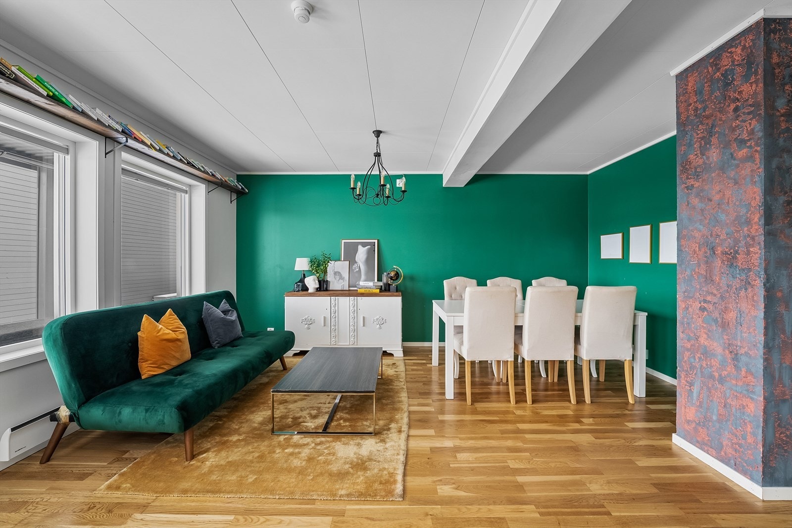 Stuen har store vindusflater som gir deg en god romfølelse. Galleribilde