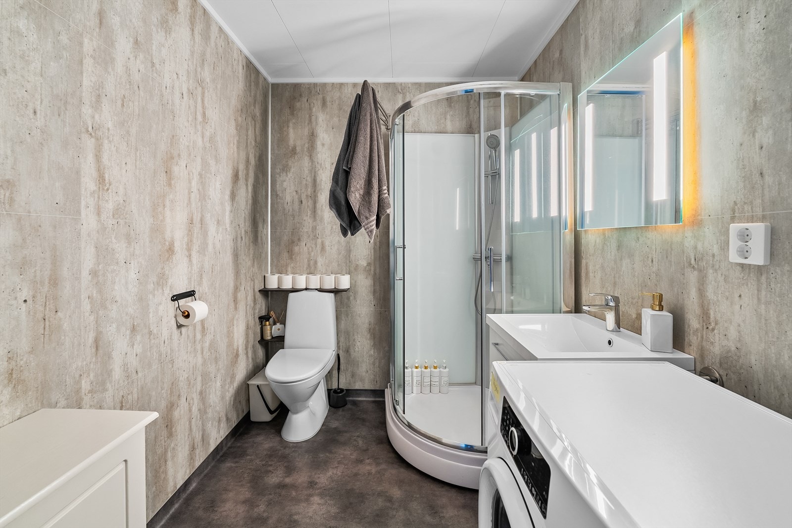 Praktisk og stilrent bad med vinylbelegg på gulv med gulvvarme og baderomsplater på vegger. Galleribilde