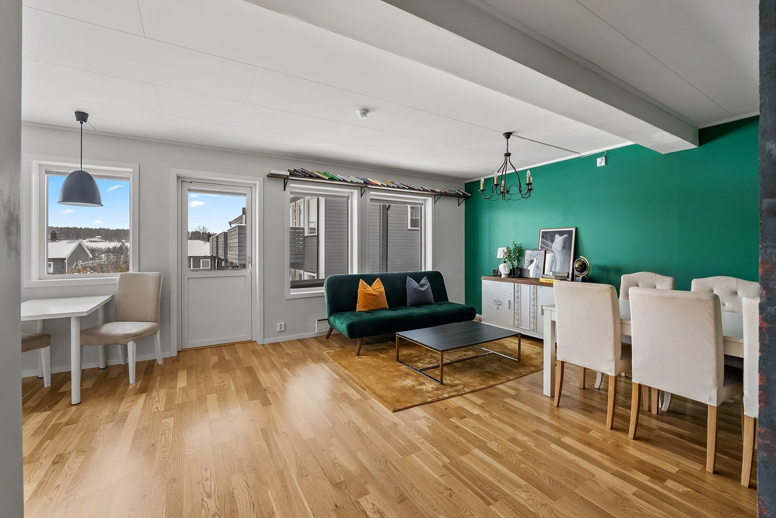 Romslig og innbydende stue med gode møbleringsmuligheter. Galleribilde