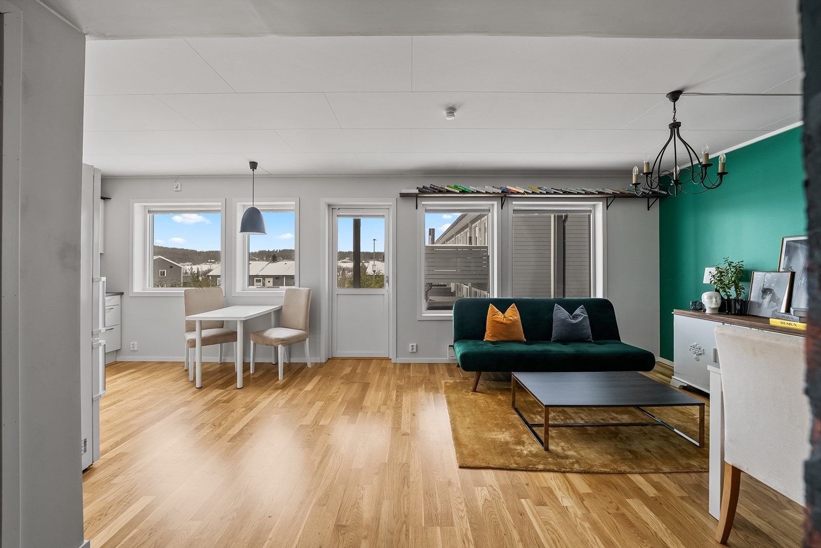 Leiligheten er lys og har gjennomgående parkett. Galleribilde