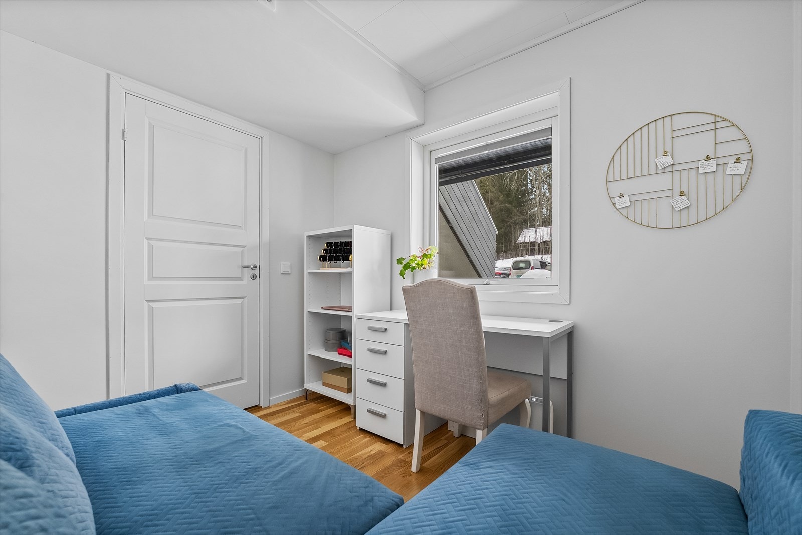 Praktisk soverom med glatte flater og lys farge. Galleribilde