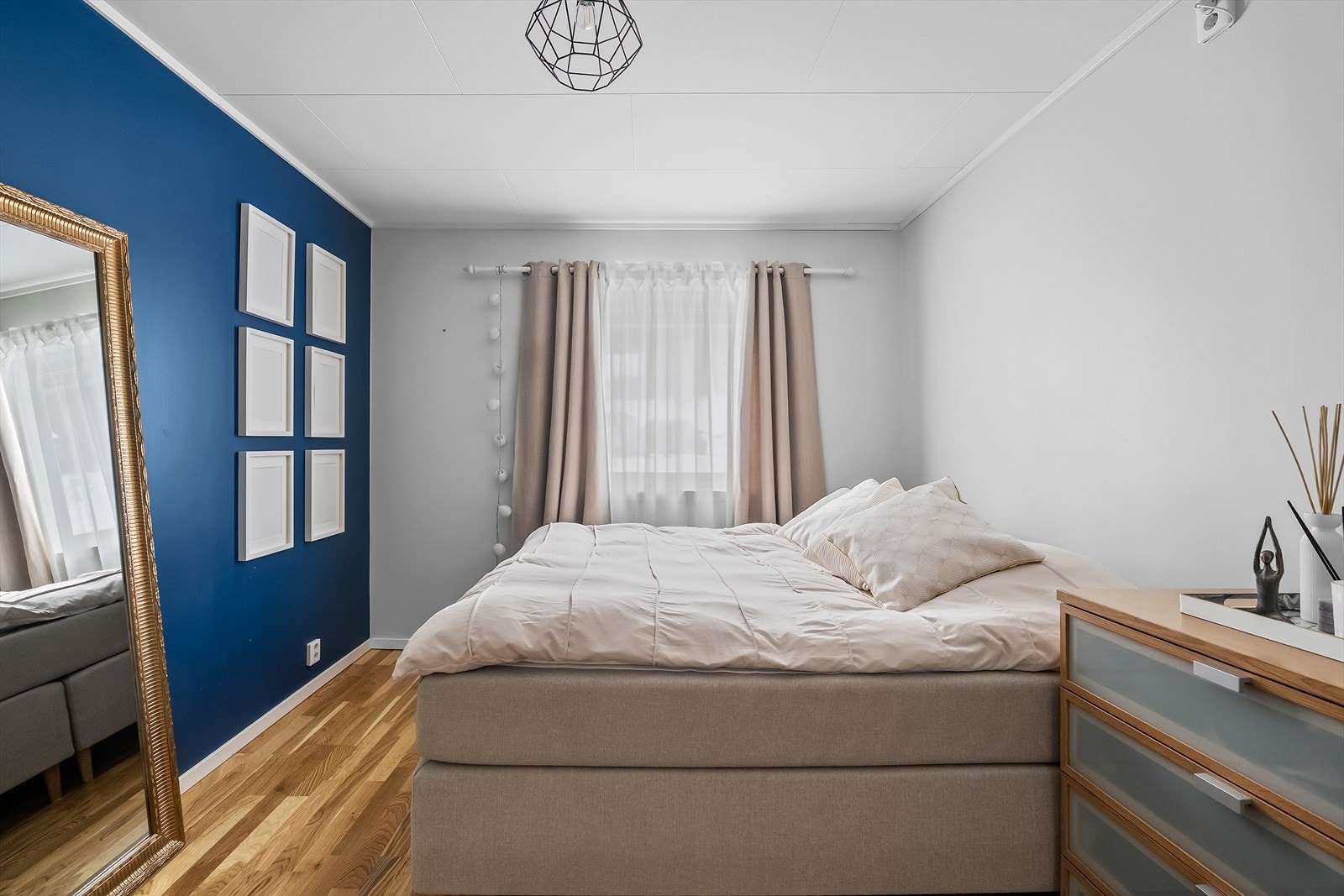 Rommet har fine lune farger som gir en rolig atmosfære. Galleribilde