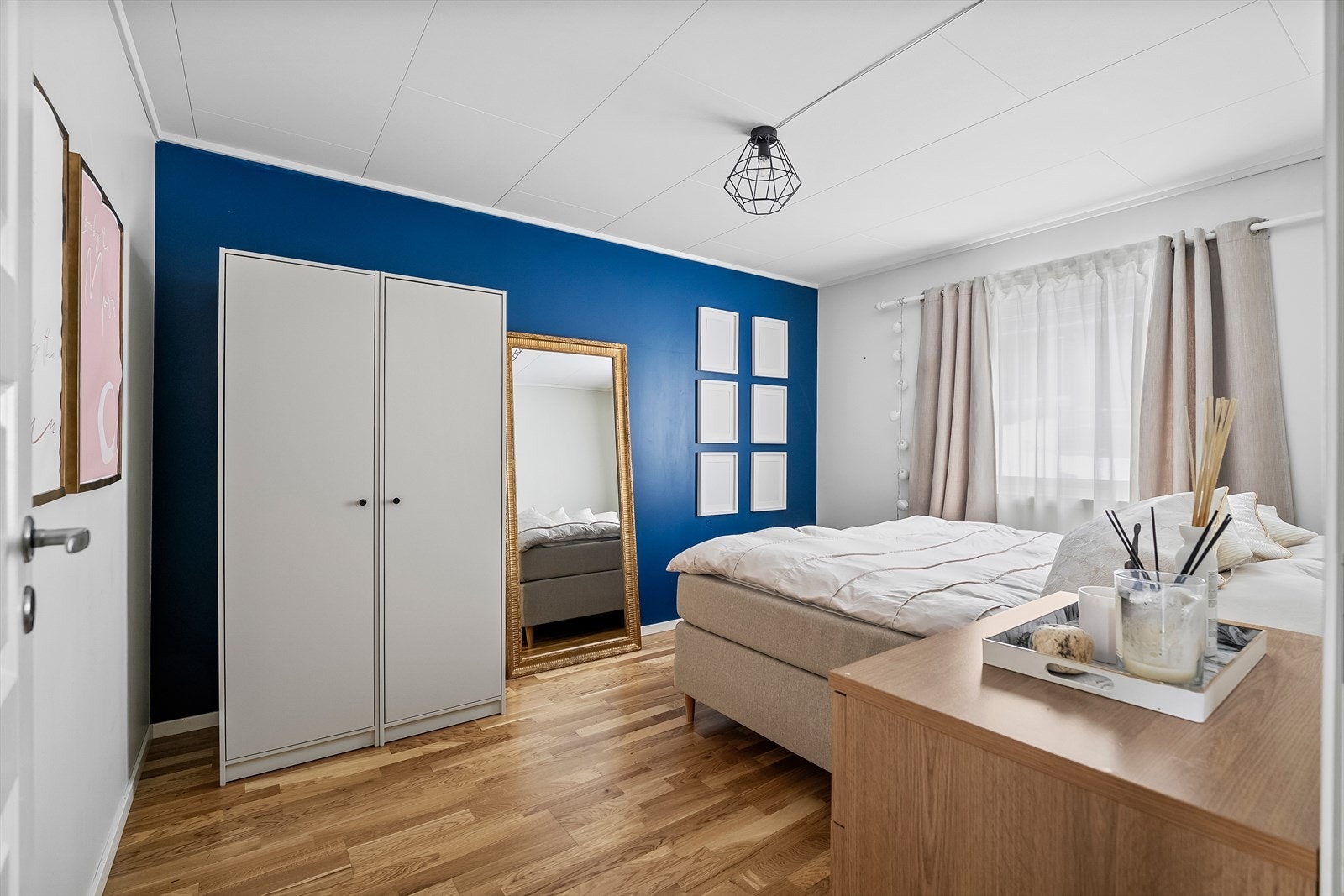 Soverommet har god plass med mye naturlig lys og parkettgulv. Galleribilde