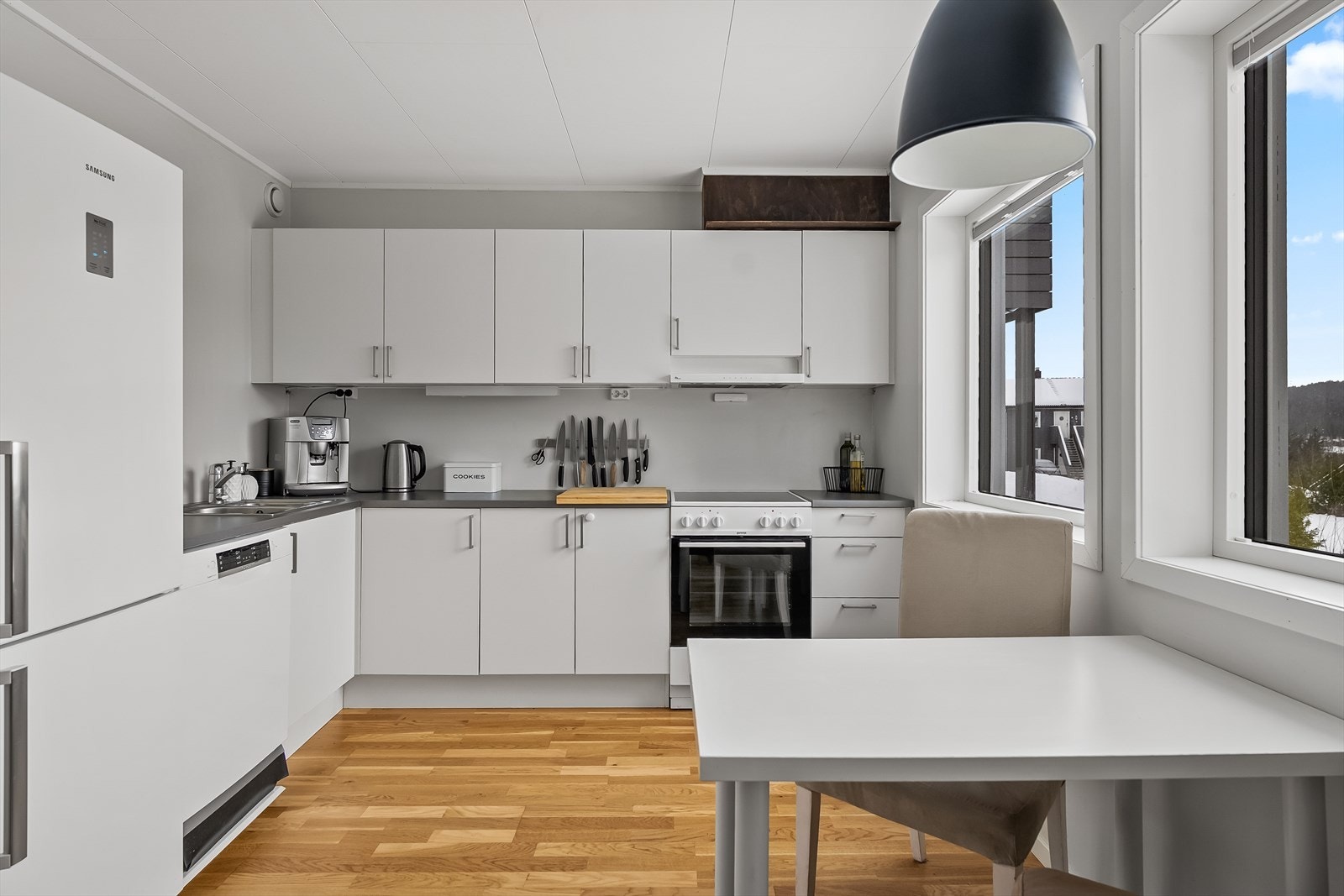 Kjøkkenet har glatte fronter og god plass til oppbevaring. Galleribilde