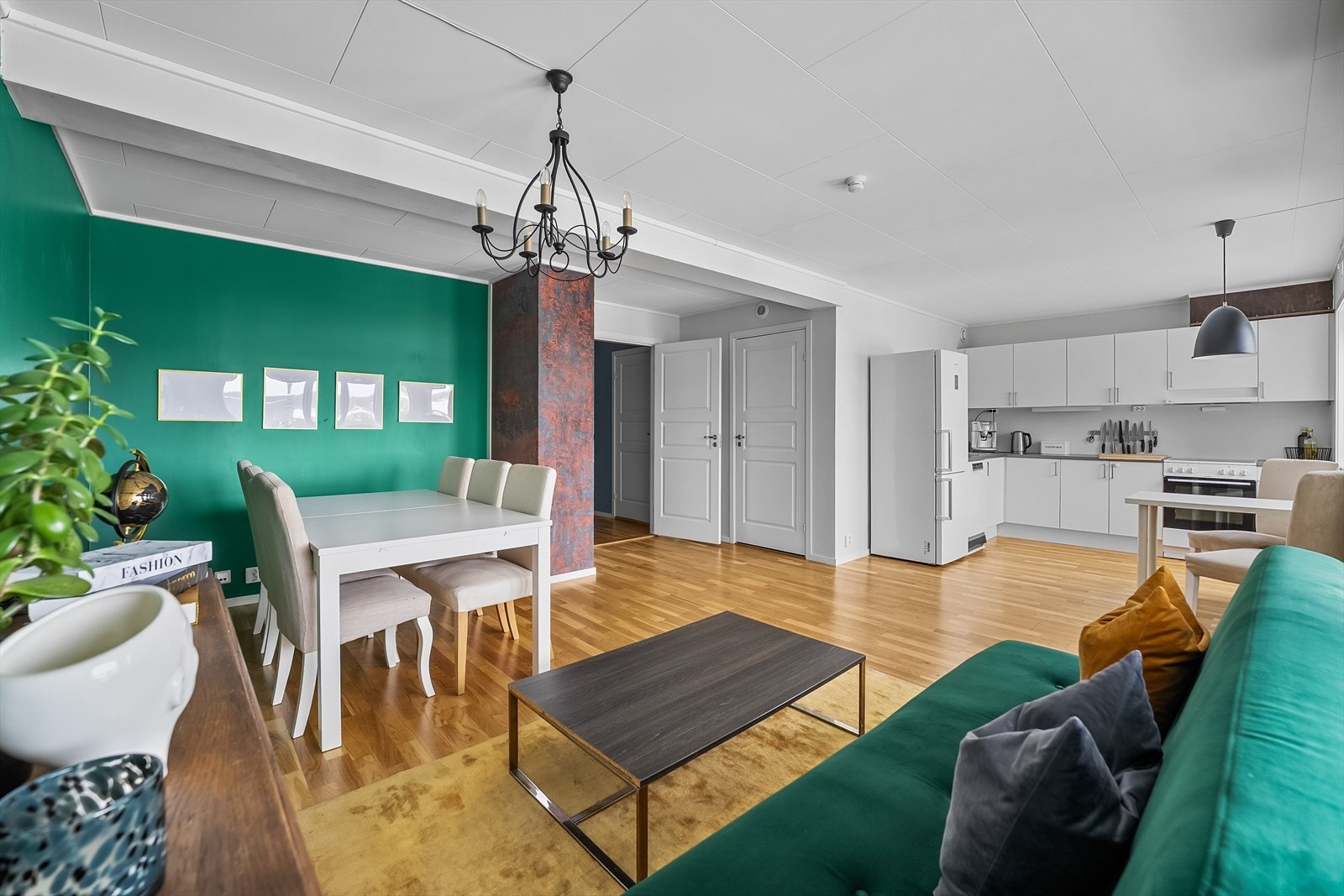 Med store vinduer har leiligheten godt med naturlig lys. Galleribilde