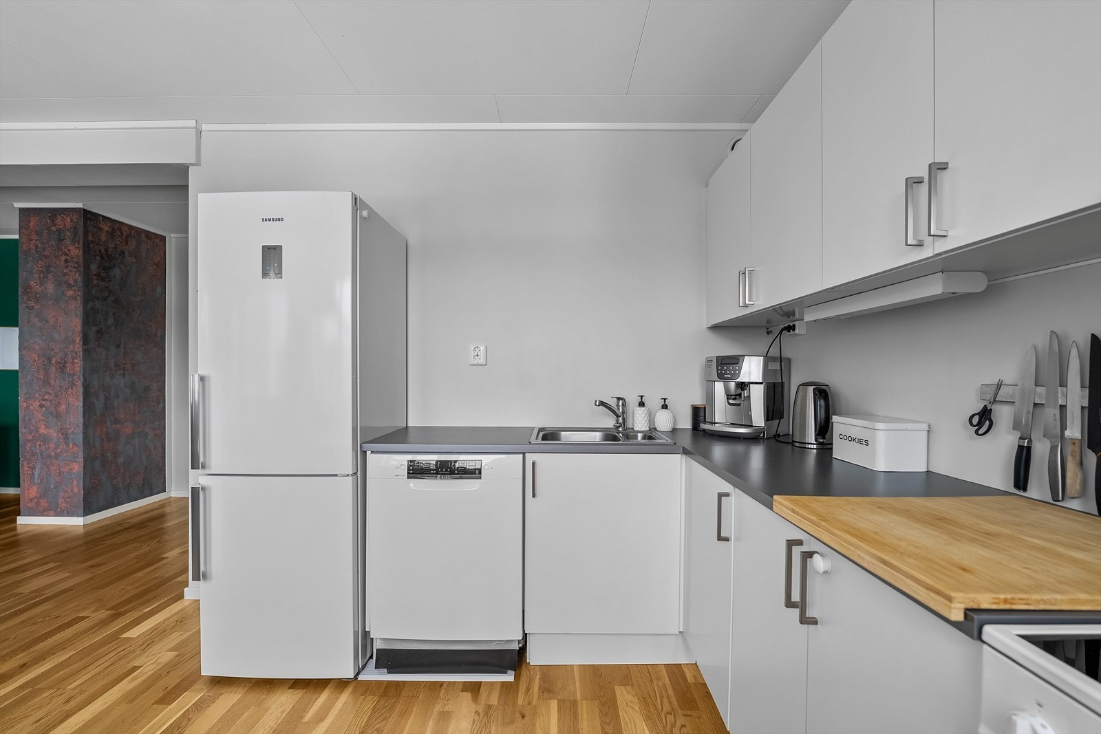 Praktisk kjøkken med god benkeplass. Galleribilde