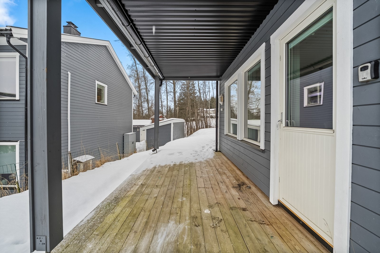Leiligheten har adkomst til terrasse via stuen. Terrassen har god størrelse og overbygg. Galleribilde