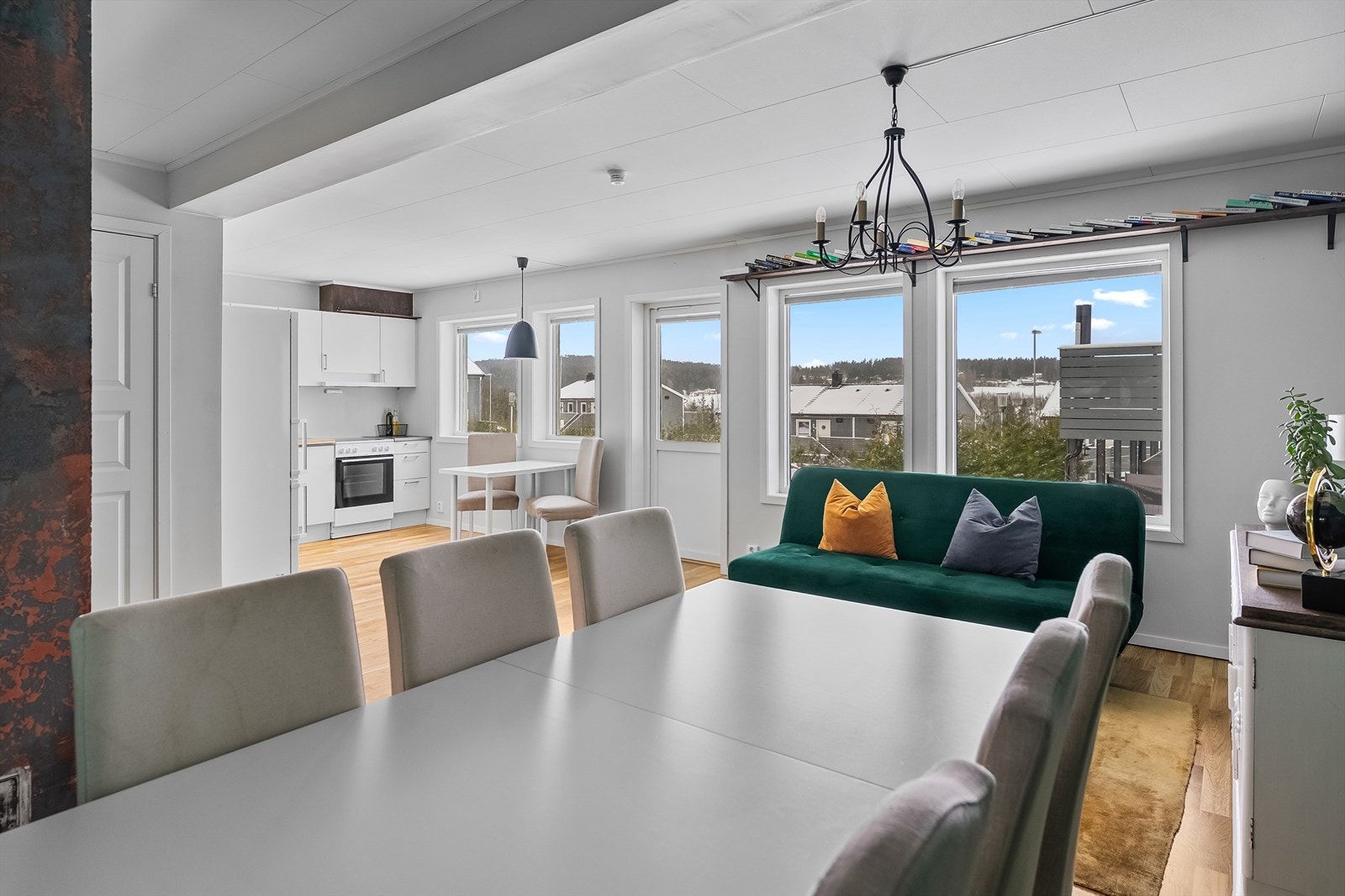 Leiligheten har en åpen løsning som gir en luftig atmosfære. Galleribilde