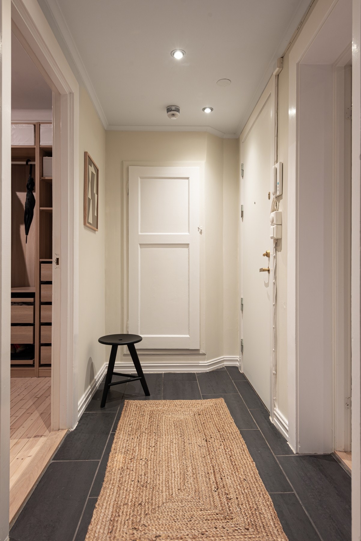 Entréen er romslig og utstyrt med kott som gir rikelig med lagringsplass for både yttertøy og sko. Galleribilde