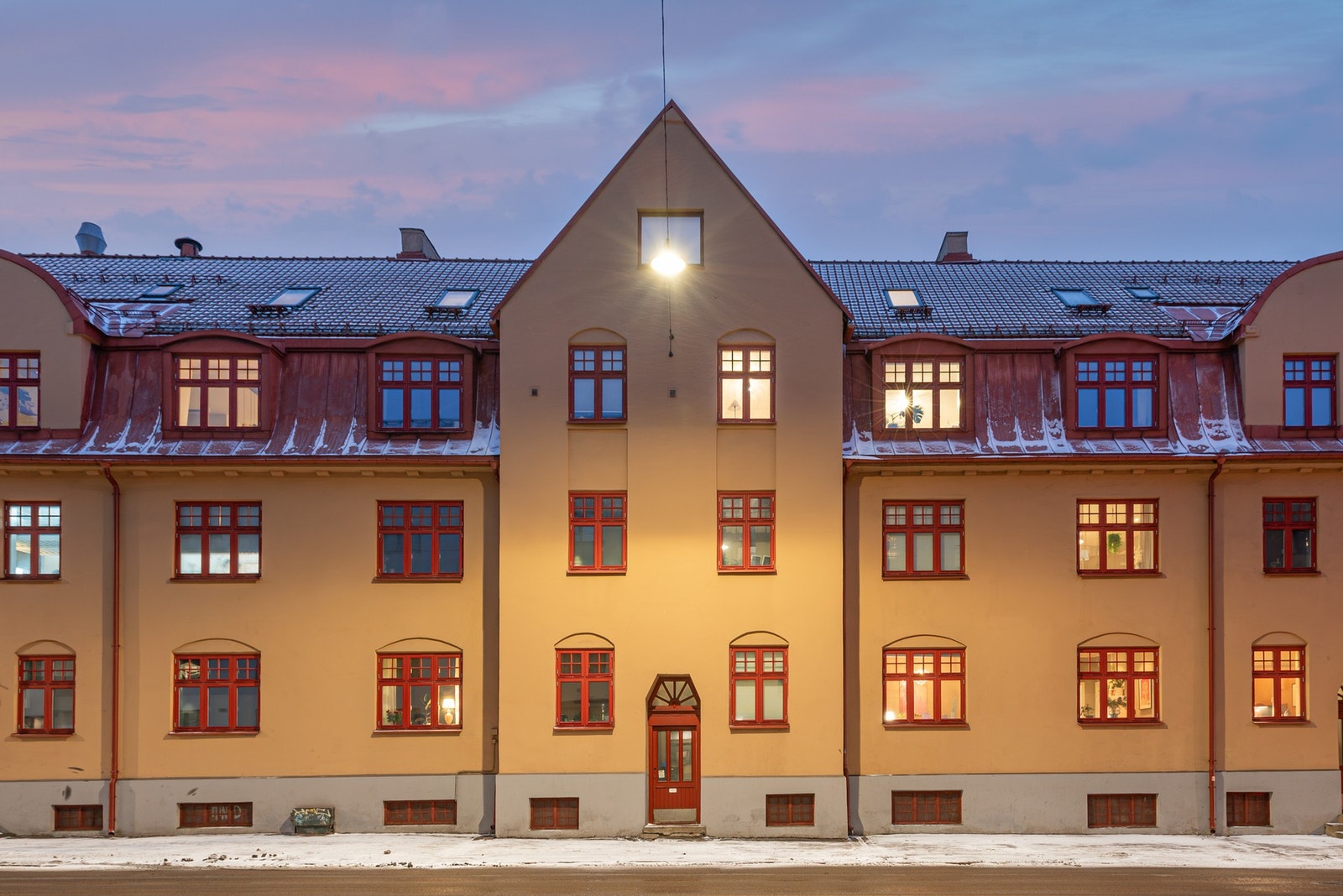 Flytt inn i en flott, klassisk bygård som omkranser et pent opparbeidet gårdsrom. Galleribilde