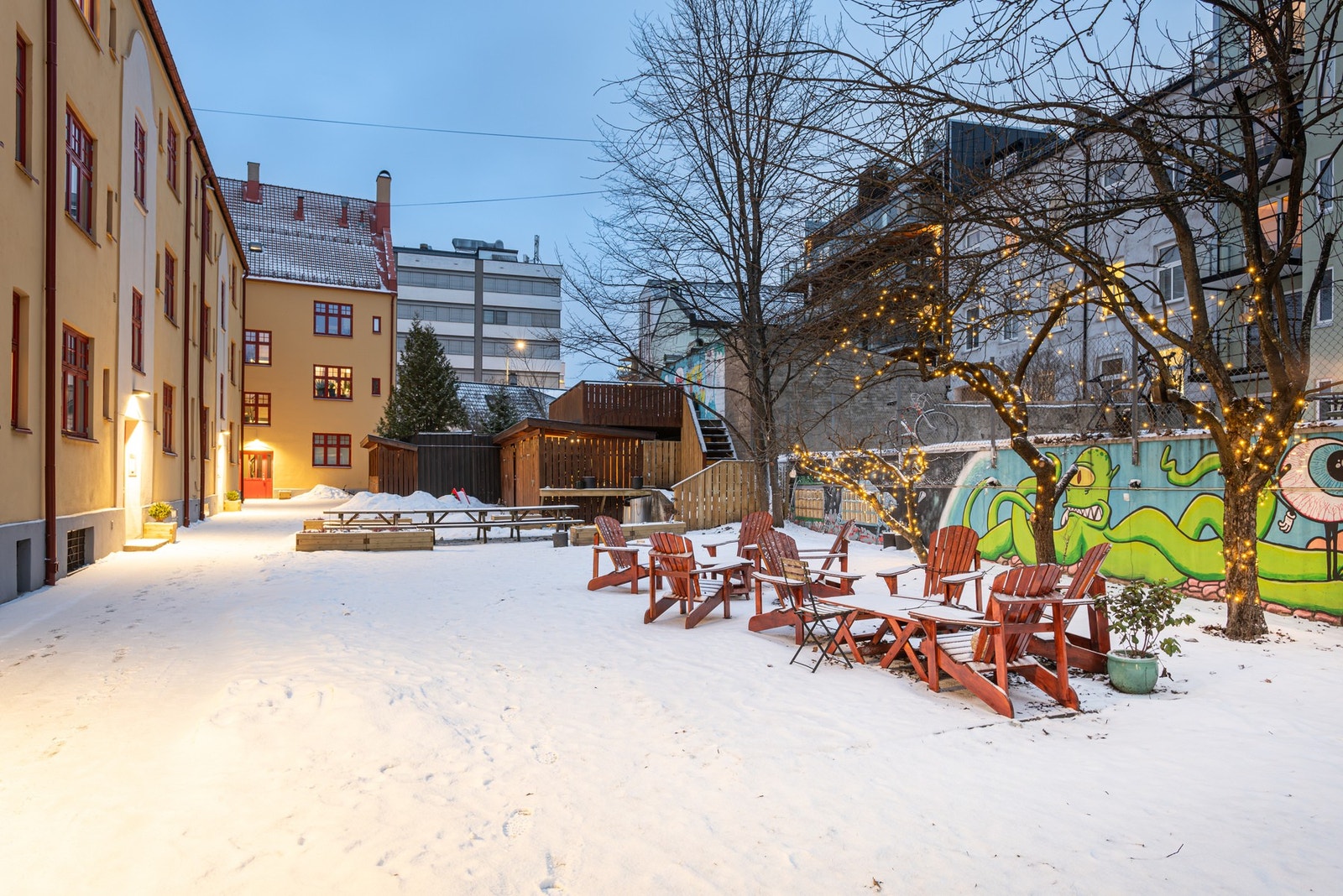 Gårdsrommet og omgivelsene er fantastiske med frodig beplanting, lekeplass for de små, grillplass, trivelige naboer og et fantastisk miljø. Galleribilde