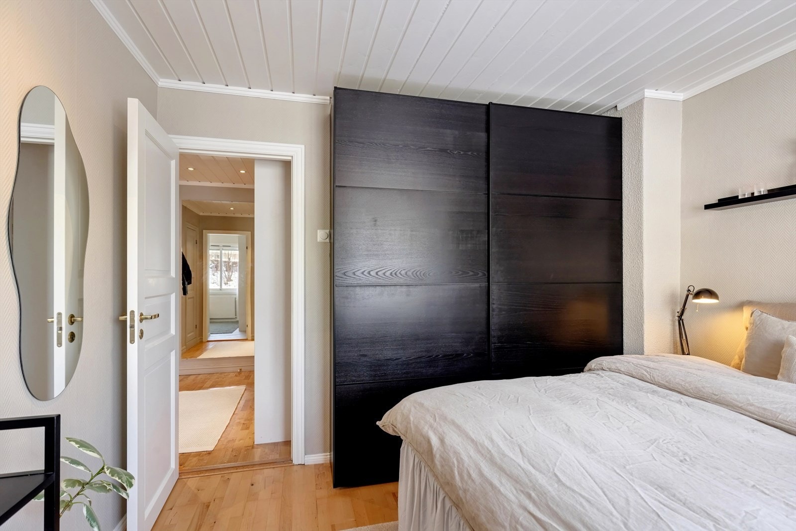 En stor skyvedørsgarderobe gir rikelig med oppbevaringsplass på hovedsoverommet. Galleribilde