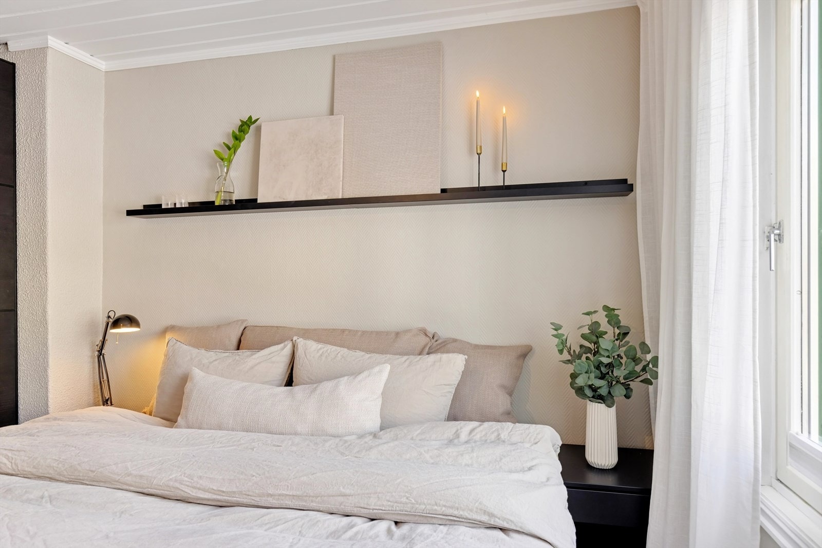 Soverommet har en rolig og behagelig atmosfære, med vegger av malte flater og strie. Galleribilde