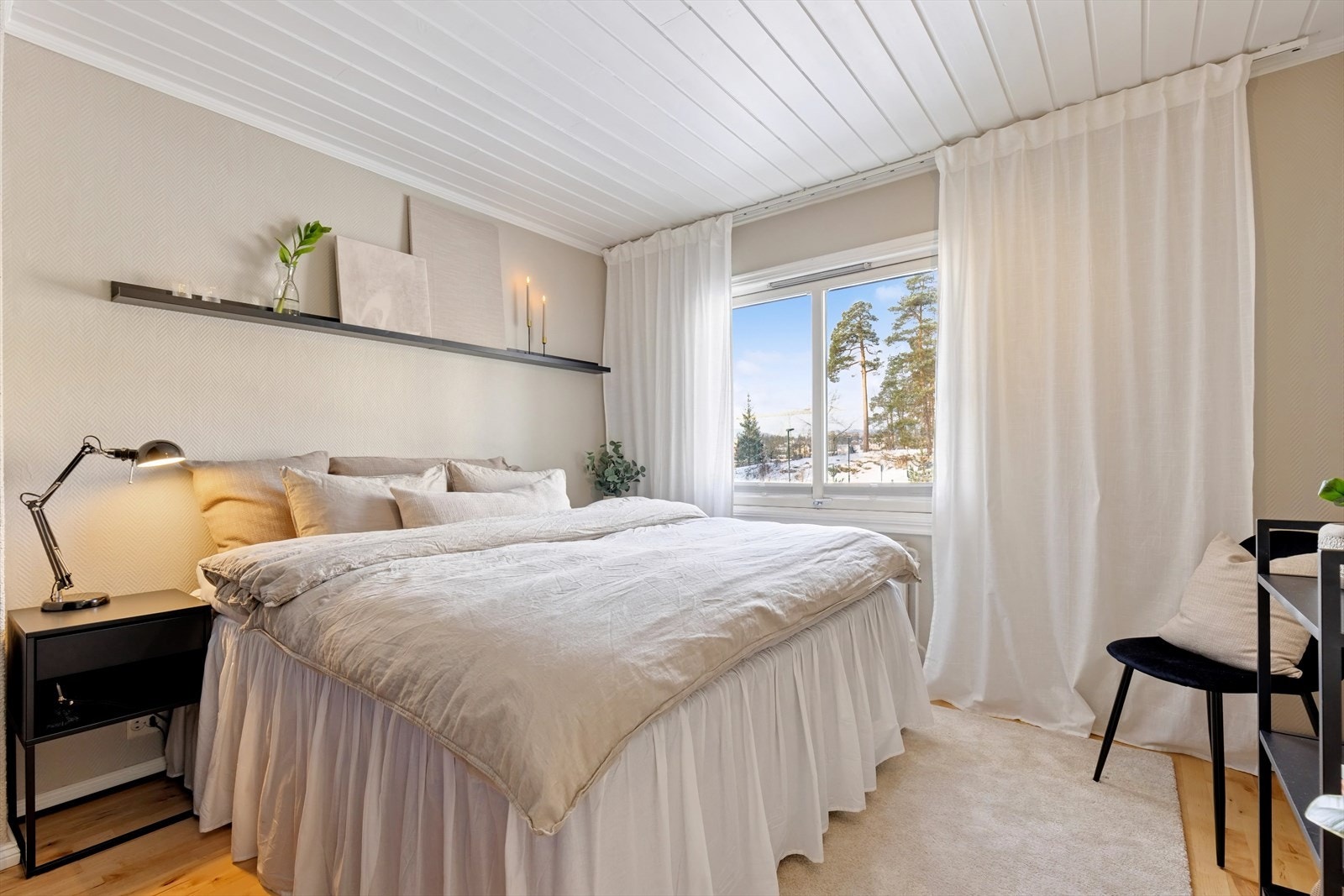 Hovedsoverommet har god plass til dobbeltseng og tilhørende nattbord på hver side. Pluss romslig skyvedørsgarderobe. Grønt utsyn fra soverommene. Galleribilde