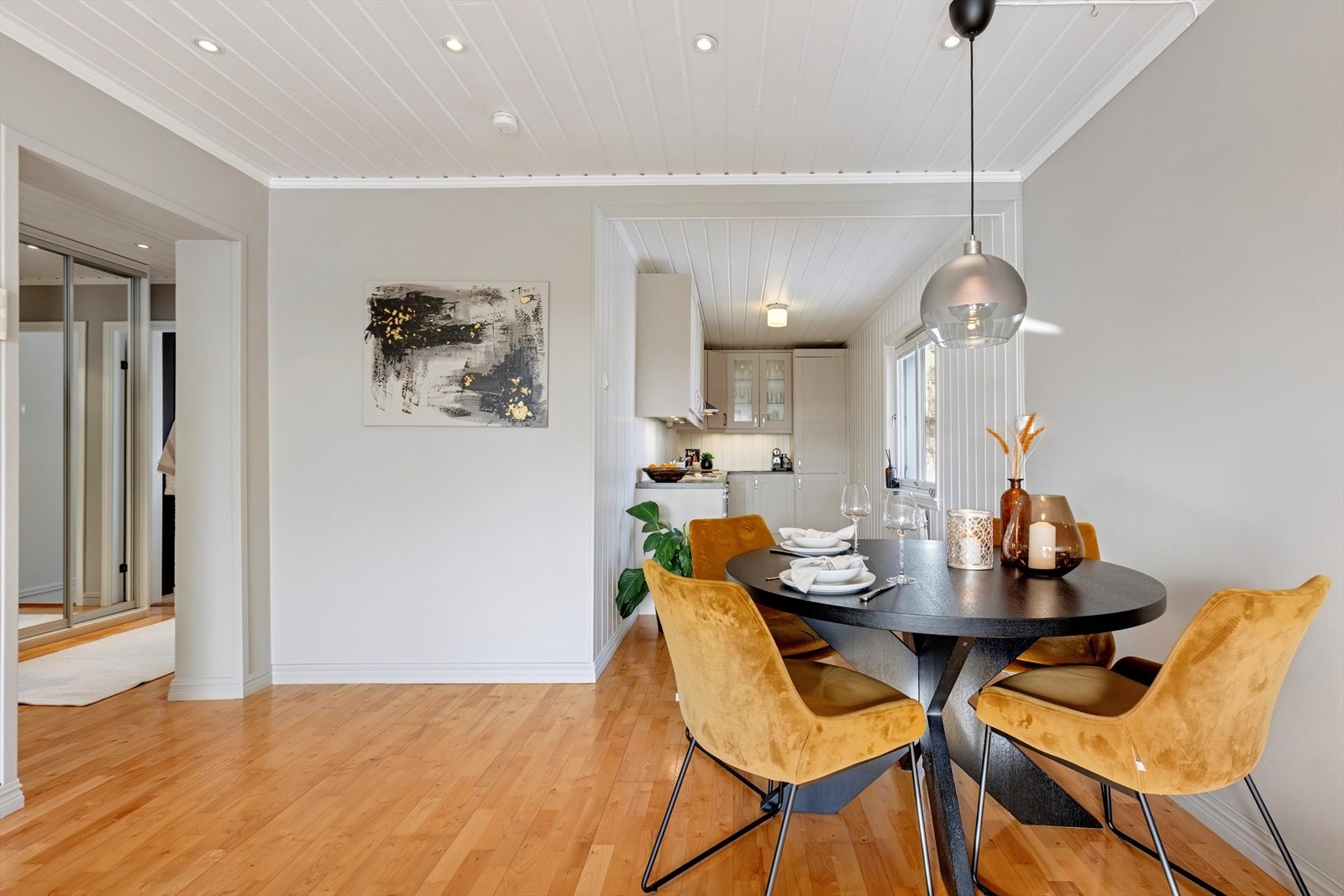 Kjøkkenet ligger praktisk til i åpen løsning mot stuen. Galleribilde