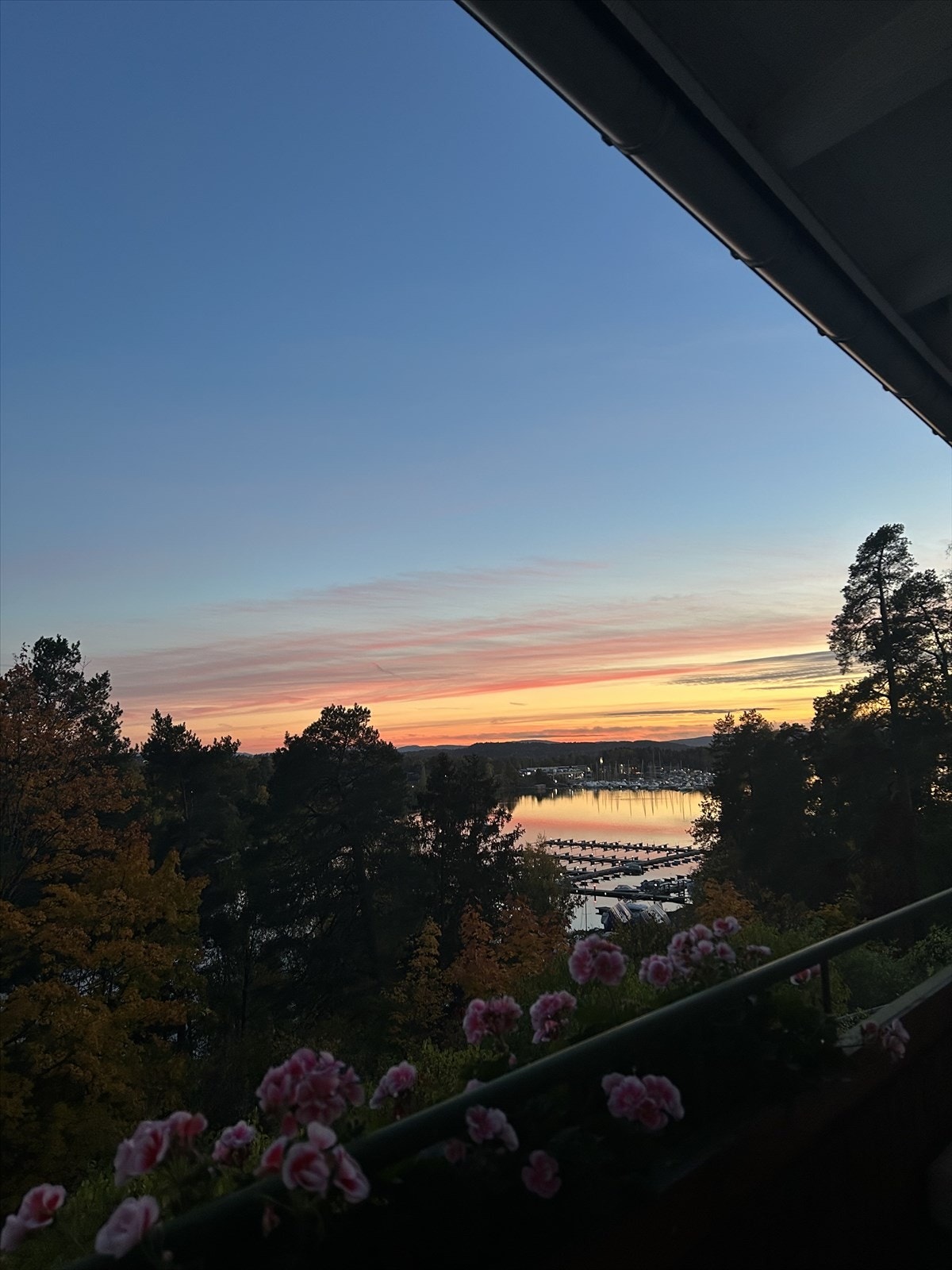 Selgers eget stemningsbilde. Nyt herlig fargespill på himmelen om varme sommerkvelder fra egen balkong. Galleribilde