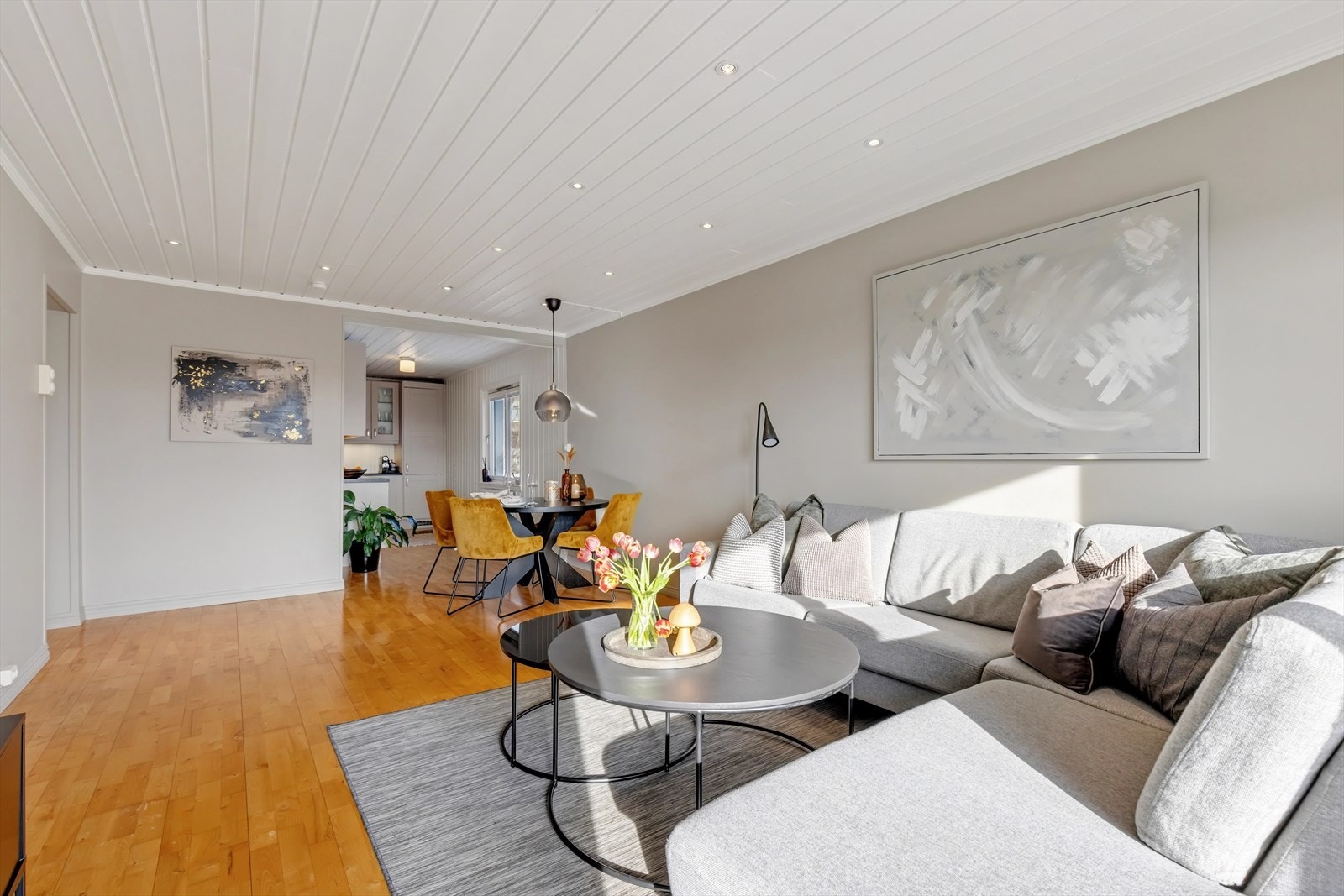 Store og flere vindusflater og en gjennomgående og åpen planløsning gir rikelig med dagslys og en trivelig atmosfære. Galleribilde