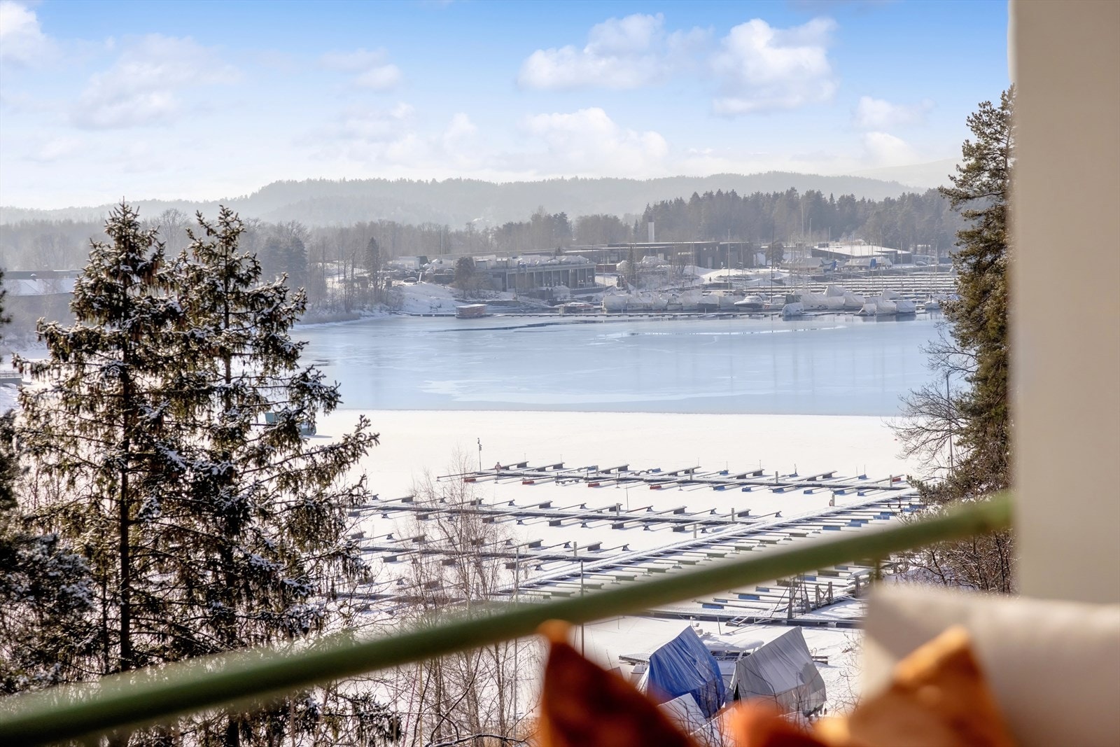 Fra leiligheten har du utsikt mot Holtekilen, Fornebulandet og horisonten mot Asker. I området er det flere båtforeninger med mulighet for båtplass (fordrer at det er ledig plass, ofte etter venteliste). Galleribilde