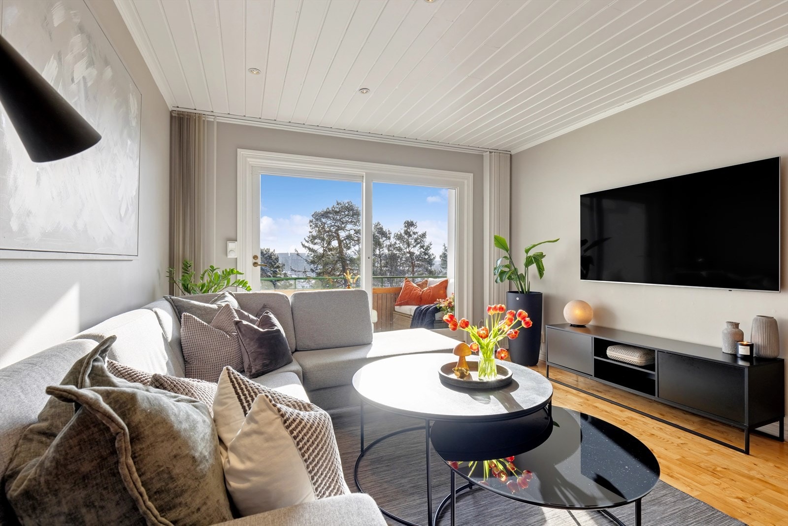 Dette er en sjelden topp- og endeleilighet i første rekke ved Holtekilen, med fantastisk fjordutsikt i tilbaketrukkede og grønne omgivelser. Galleribilde