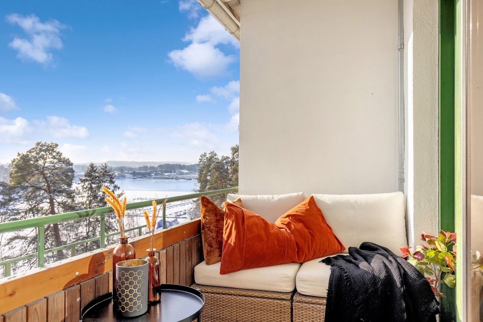 Anders Jørstad (957 63 922) ønsker velkommen til fantastiske Michelets vei 32B! Topp og endeleilighet i første rekke ved Holtekilen! Galleribilde