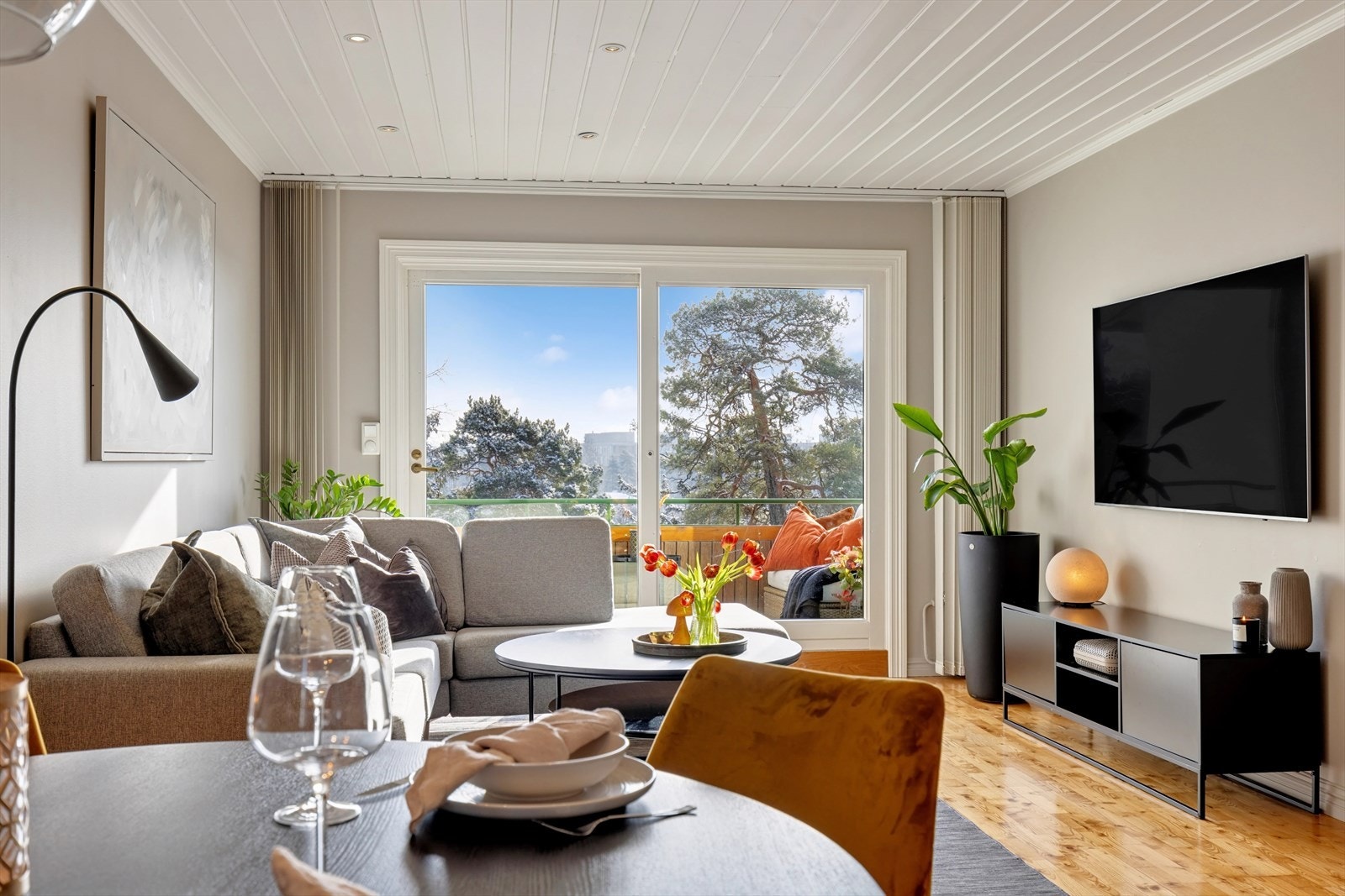 Nyt utsikten mot Holtekilen og Fornebulandet fra naturlig sone for spisegrupp. Galleribilde