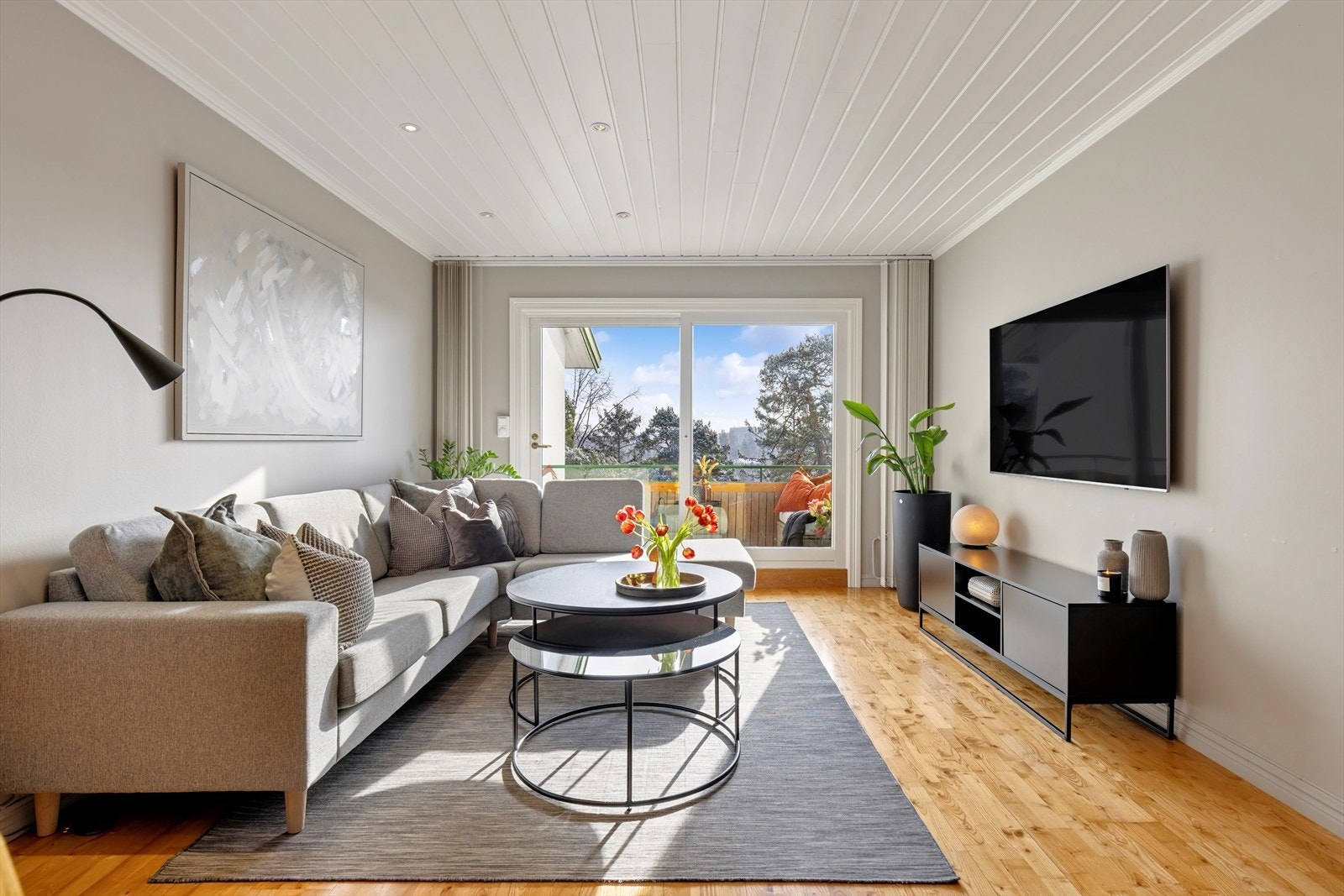 I tillegg til nydelig utsikt byr boligen blant annet på 2 gode soverom, åpent og stort kjøkken med masse oppbevaring og benkeplass. Oppvarming, varmtvann, TV og internett er inkludert i felleskostnadene. Galleribilde