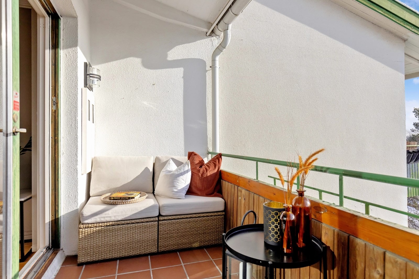 Nyt sol og ustikt rett ved fjorden fra egen tilbaktrukket balkong uten gjennboere. Galleribilde