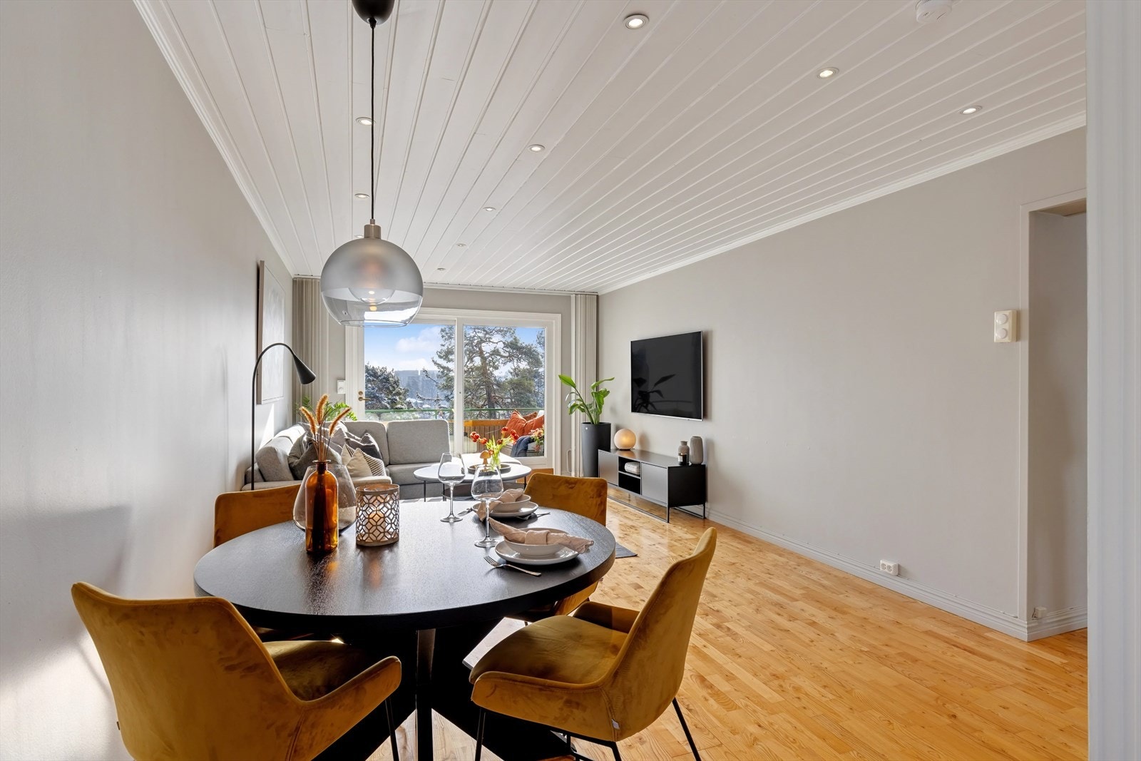 Rommet er lyst og luftig, med en fin flyt mellom de ulike sonene. Galleribilde