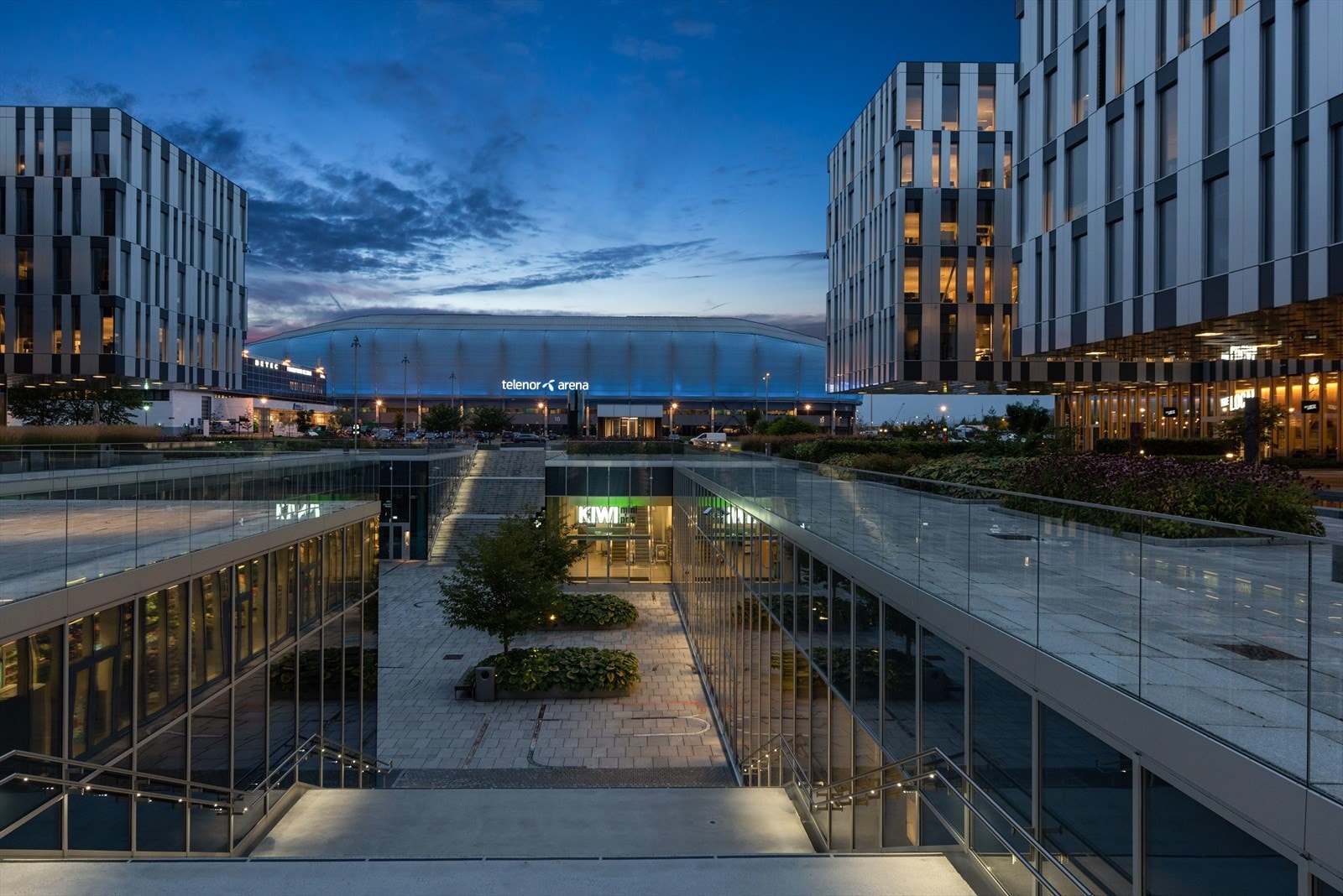 Unity Arena, med sitt rike tilbud av konserter og arrangementer, ligger i nabolaget. Også med Kiwi, apotek, blomsterbutikk og treningssenter. Galleribilde