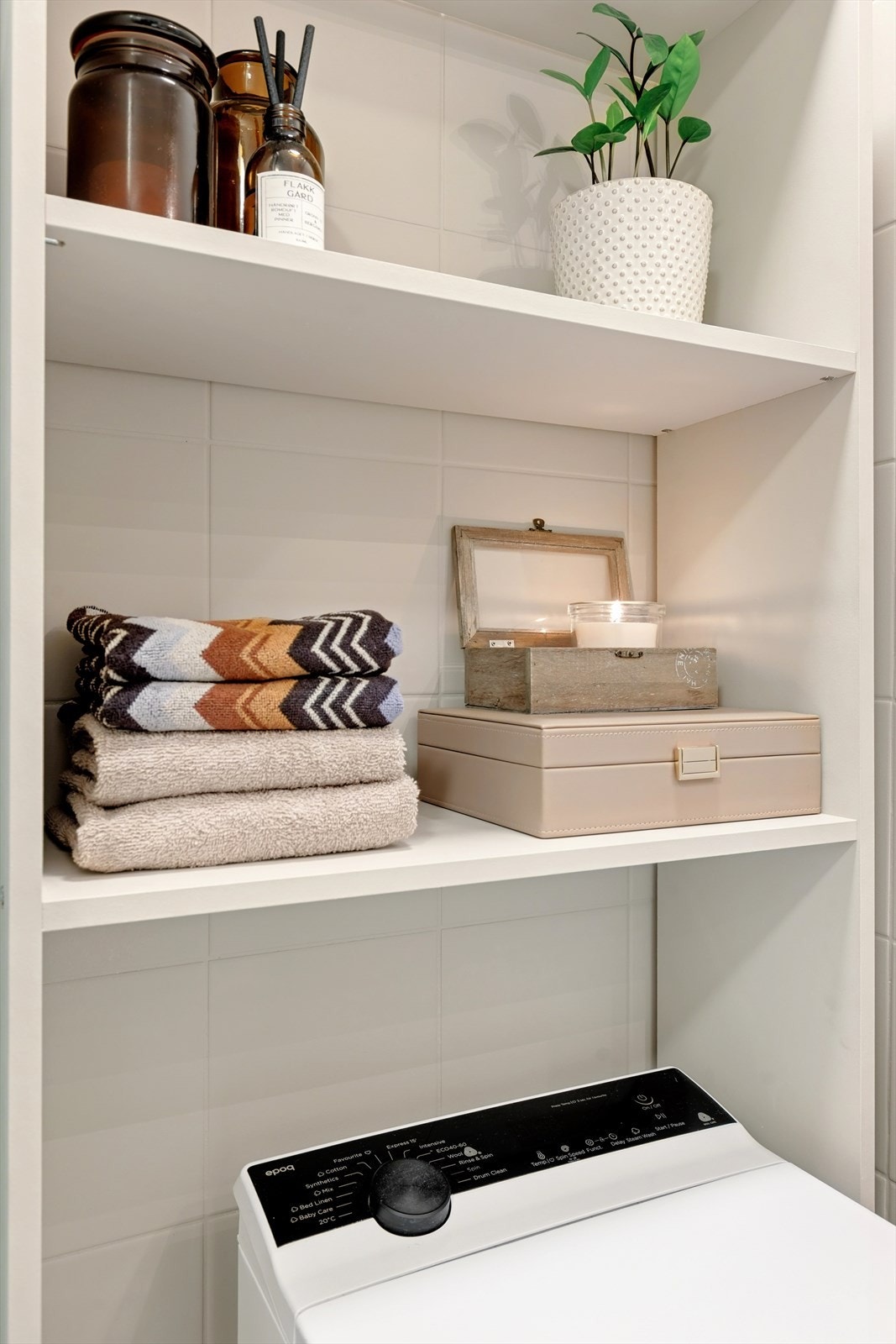 Her på badet er det elektriske varmekabler i gulvet for økt komfort. Opplegg for vaskemaskin. Galleribilde